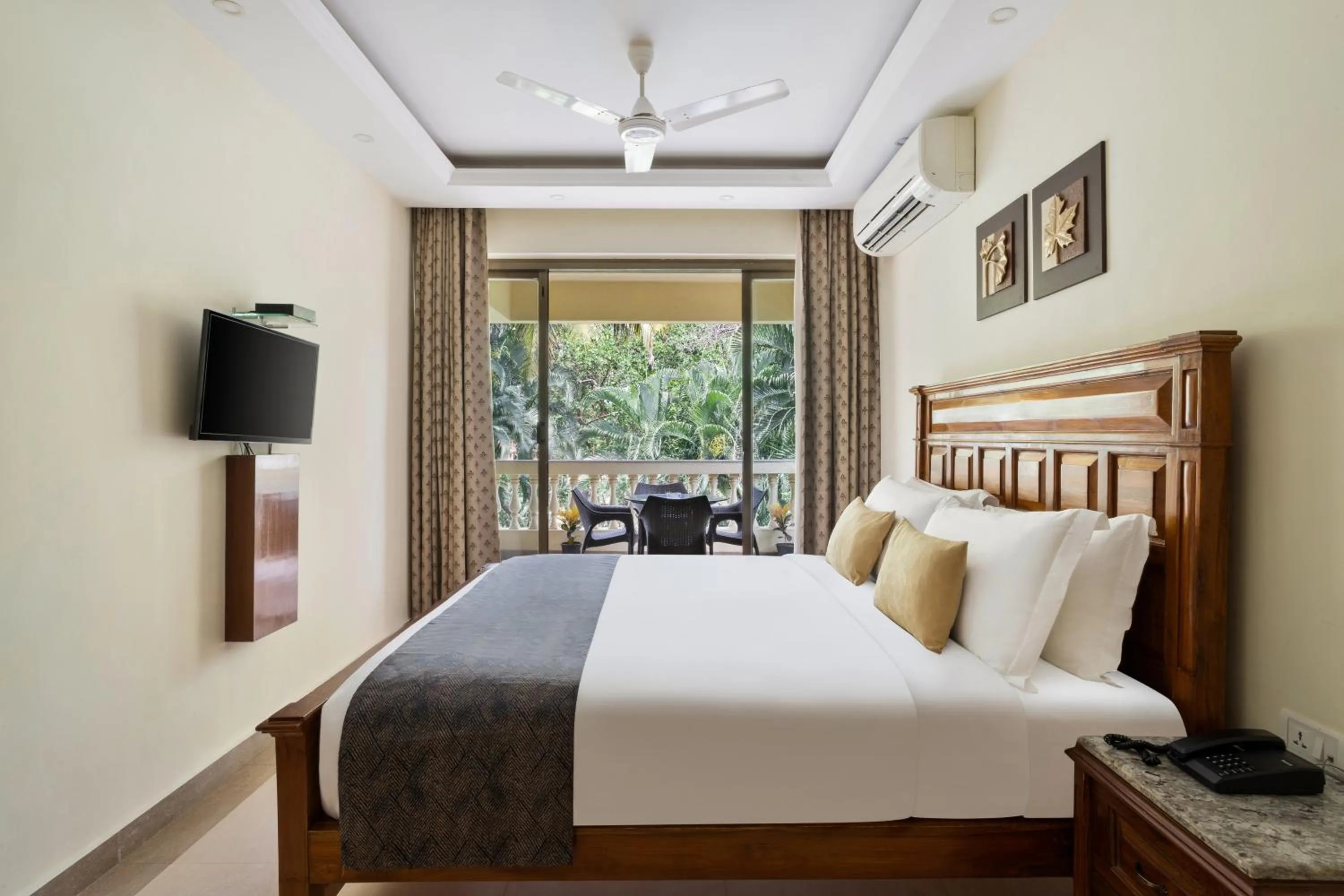Bedroom, Bed in De Mandarin Beach Resort Suites & Villas, Candolim