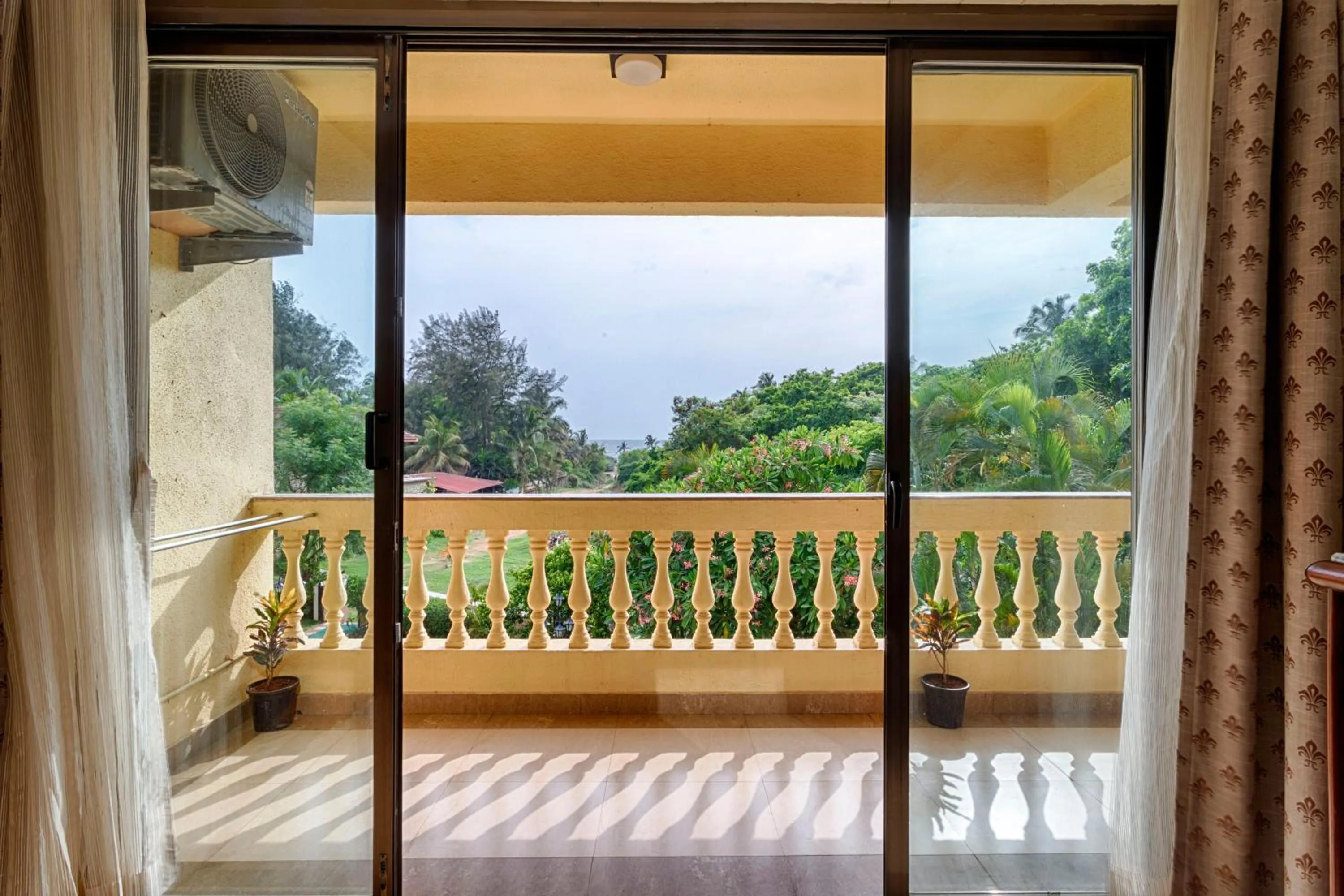 Balcony/Terrace in De Mandarin Beach Resort Suites & Villas, Candolim