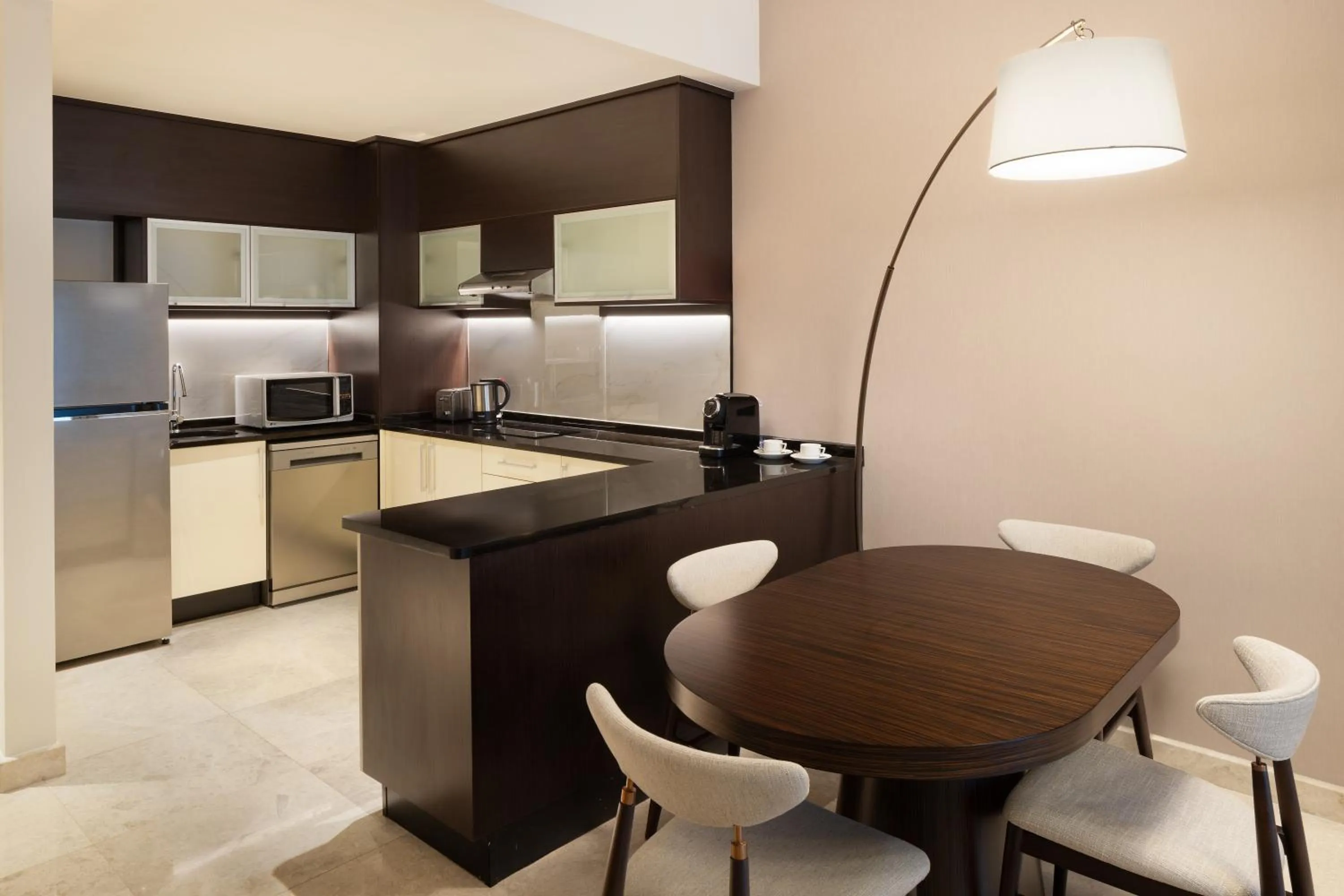 Kitchen or kitchenette in Vintage Grand Hotel Dubai