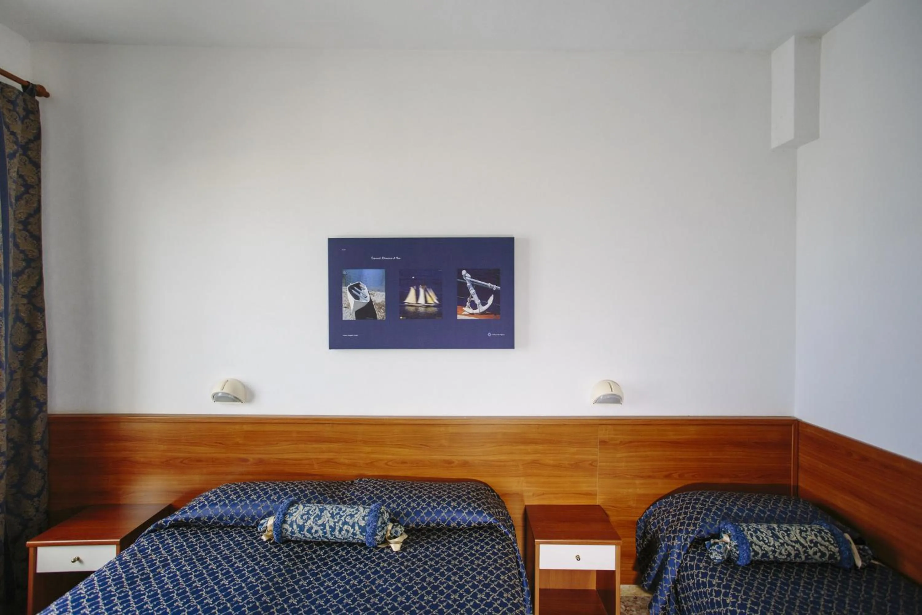 Bed in Hotel Paradiso