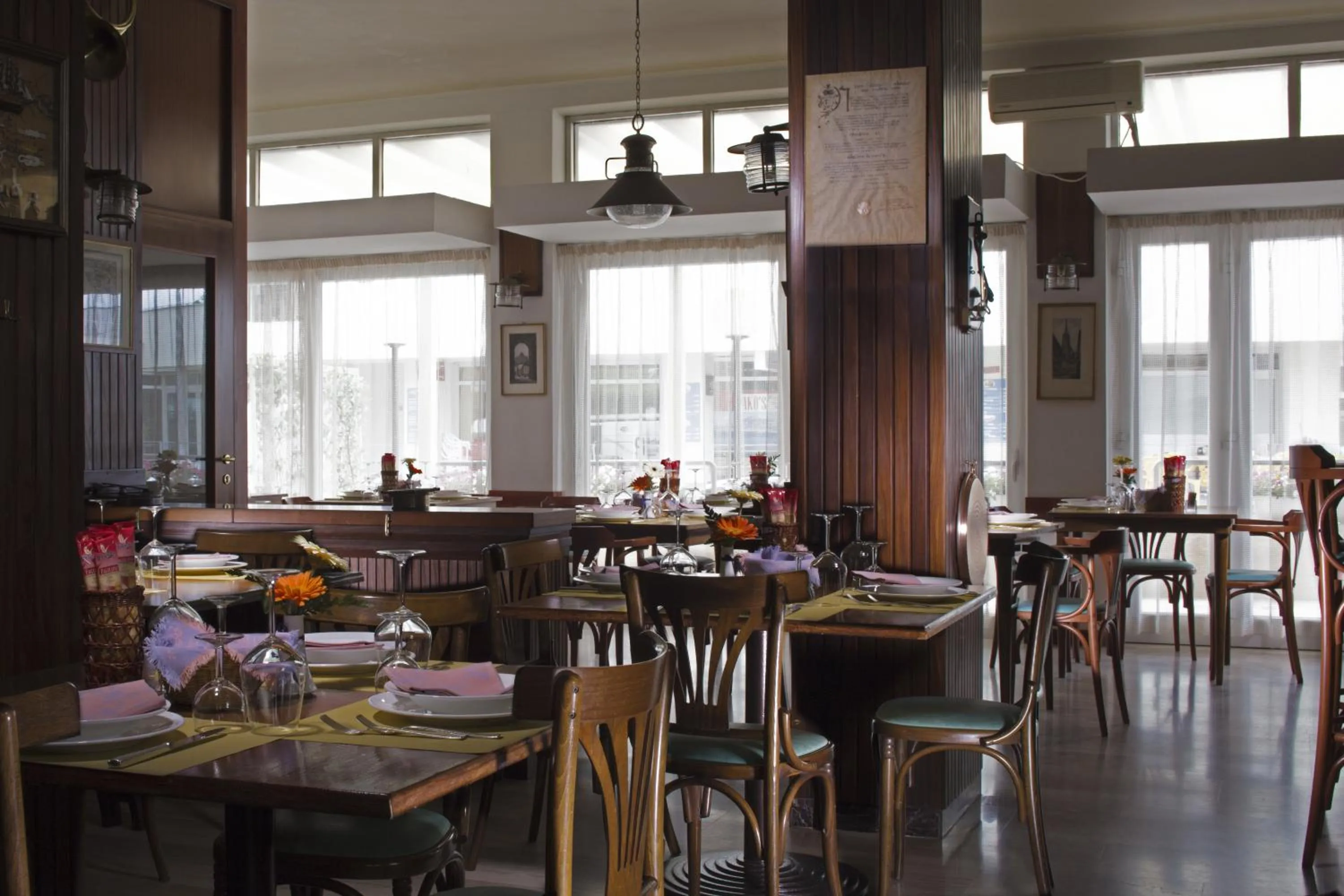 Restaurant/places to eat in Hotel Paradiso