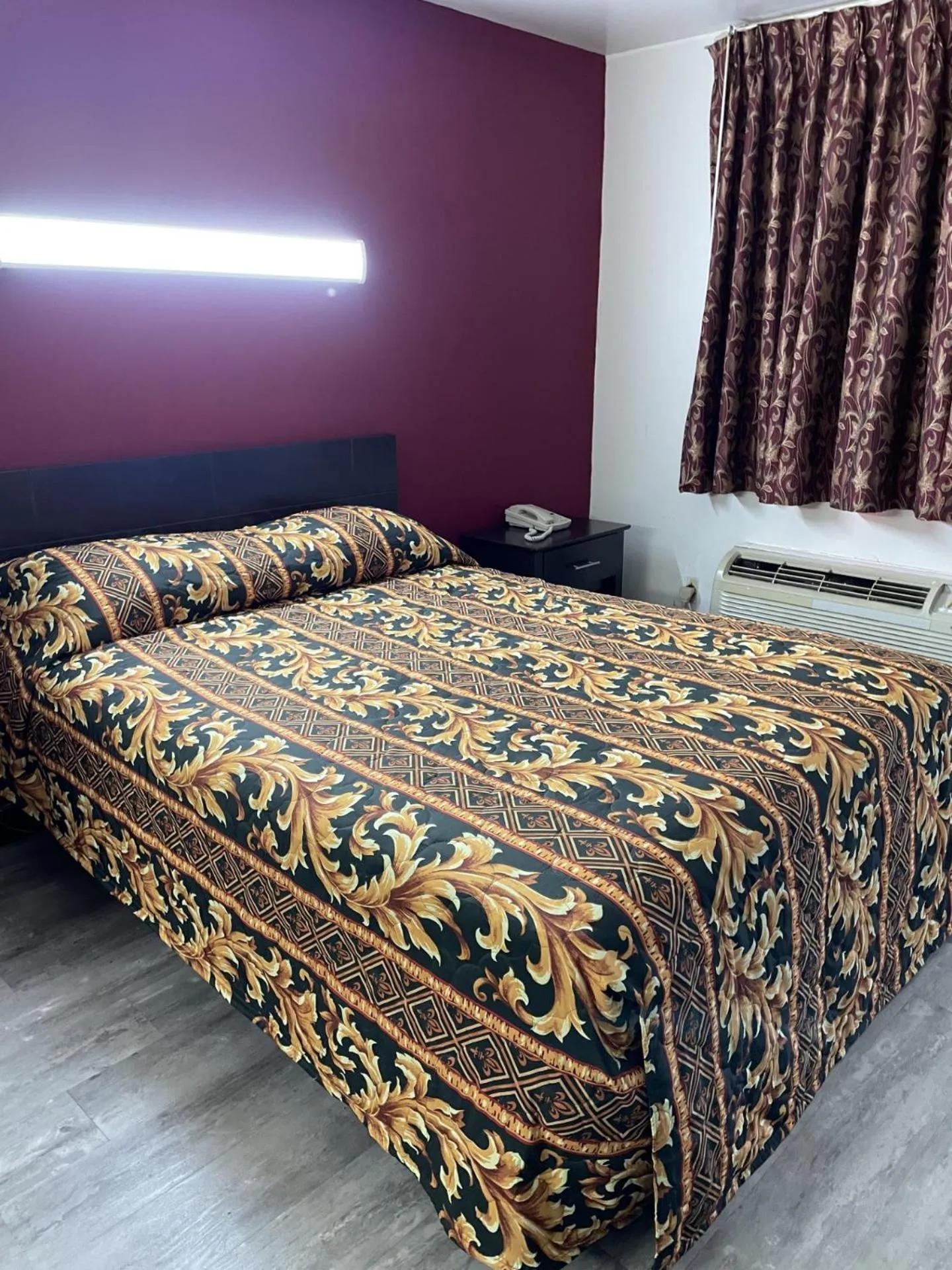 Bed in Budget Inn - Elizabeth, NJ