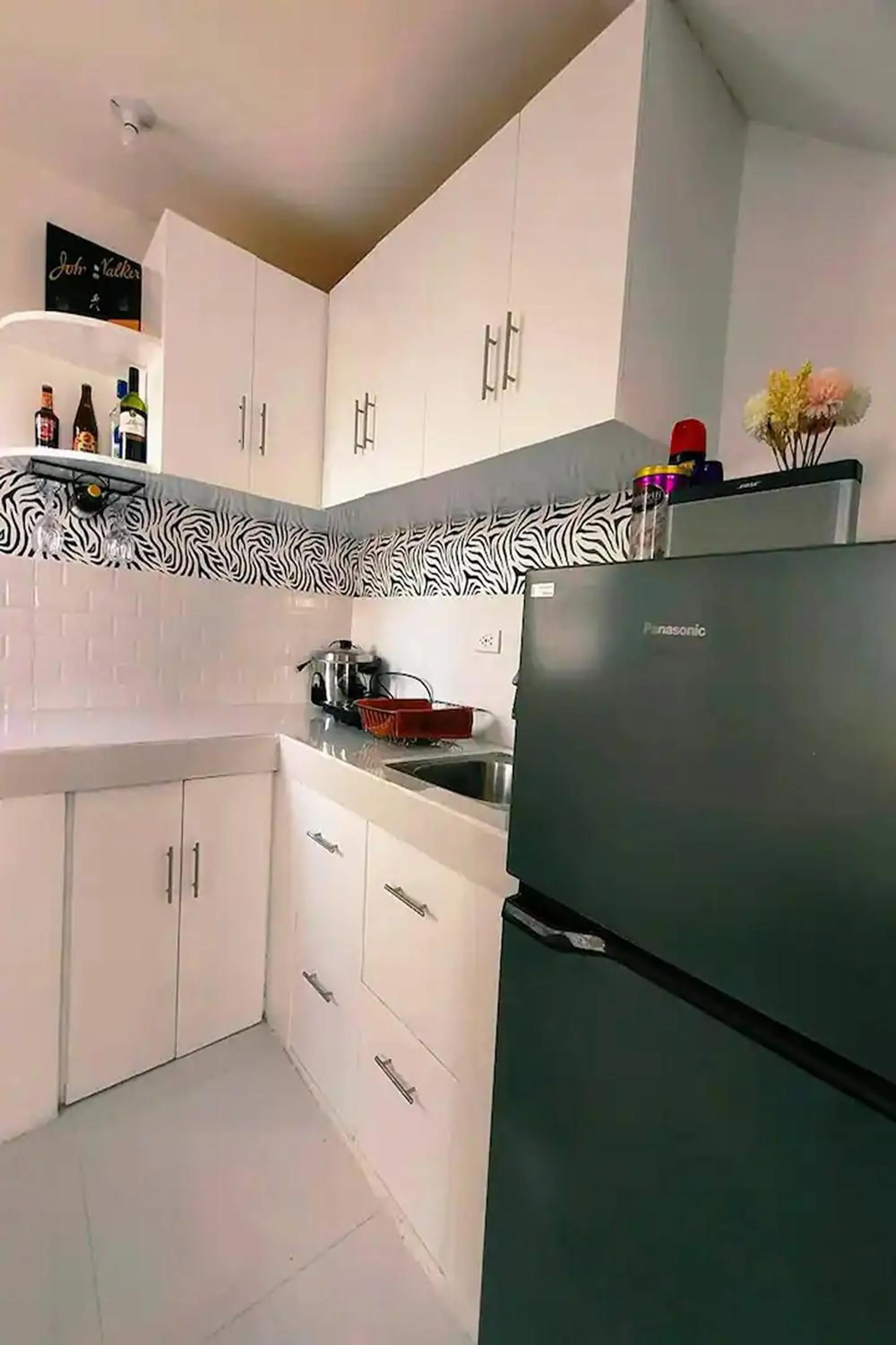 Kitchen or kitchenette in Shiella's Staycation House Cabanatuan