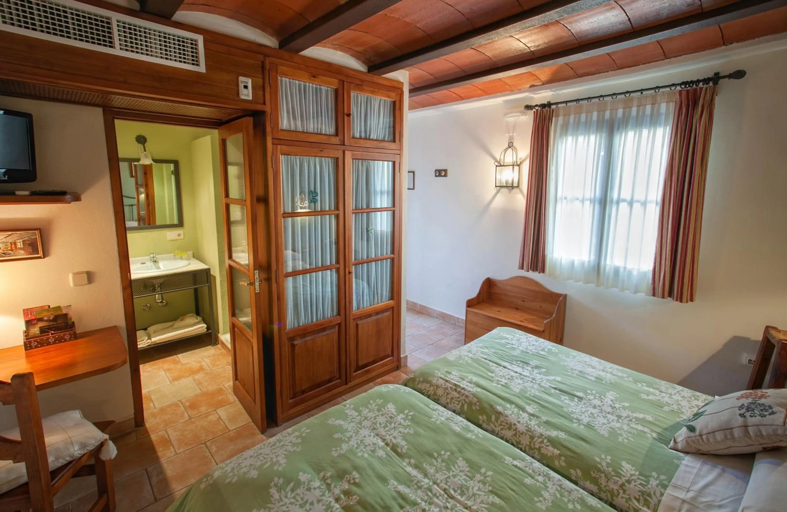 Photo of the whole room in La Caseria de Tito