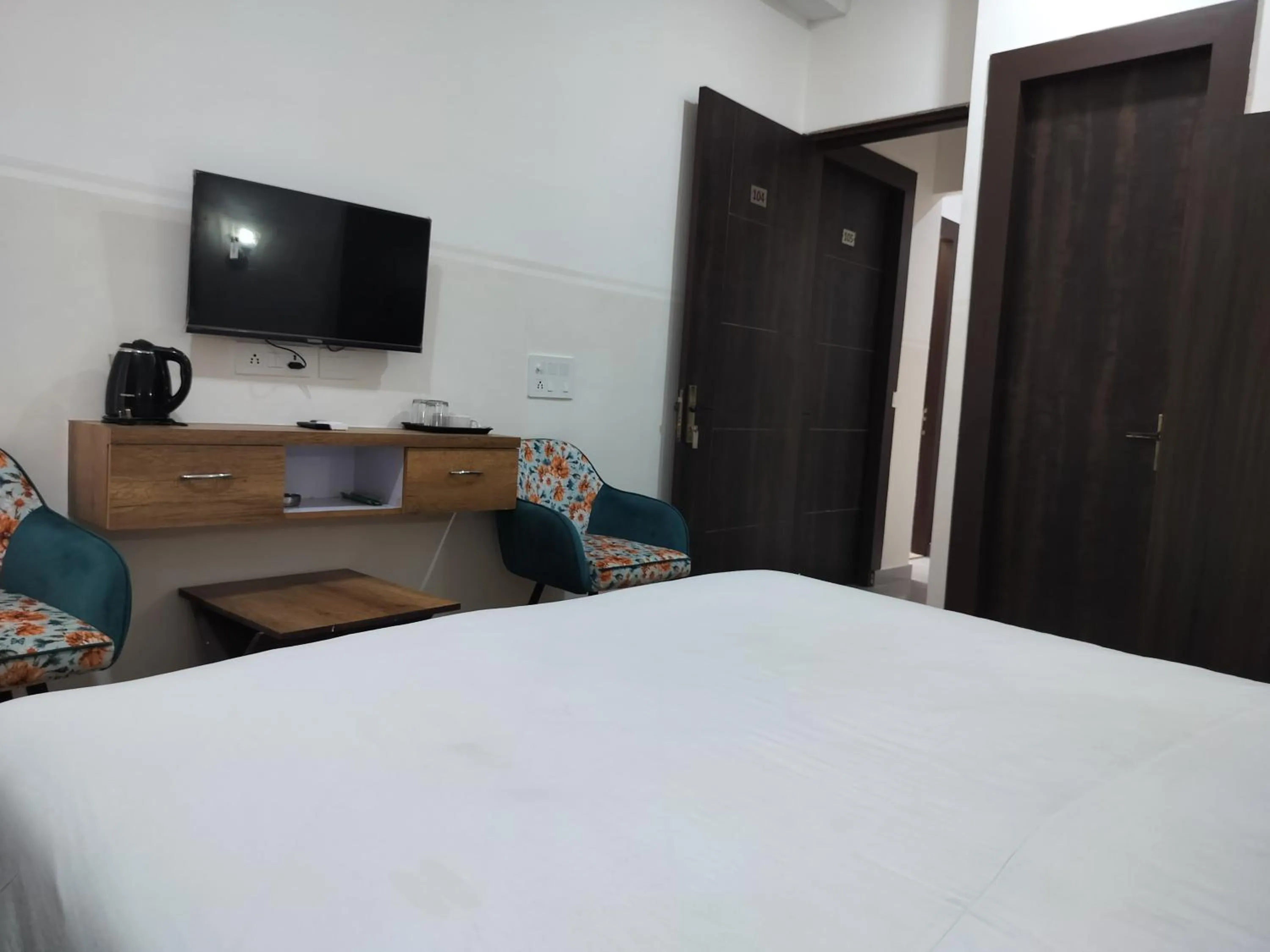 Bedroom, Bed in Saffron Inn - Expo India Mart