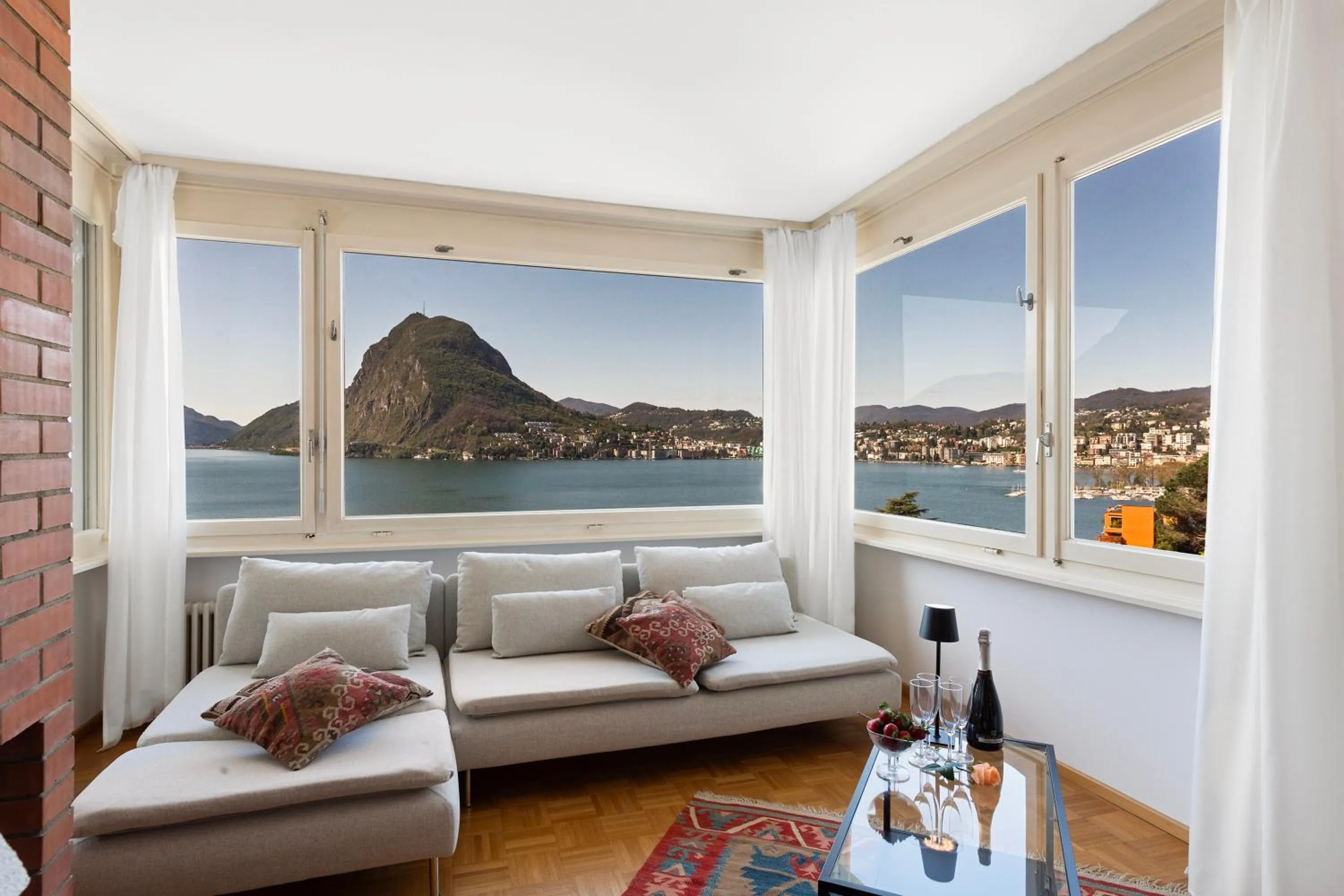 Living room in Casa Serenella Splendid Lake View - Happy Rentals