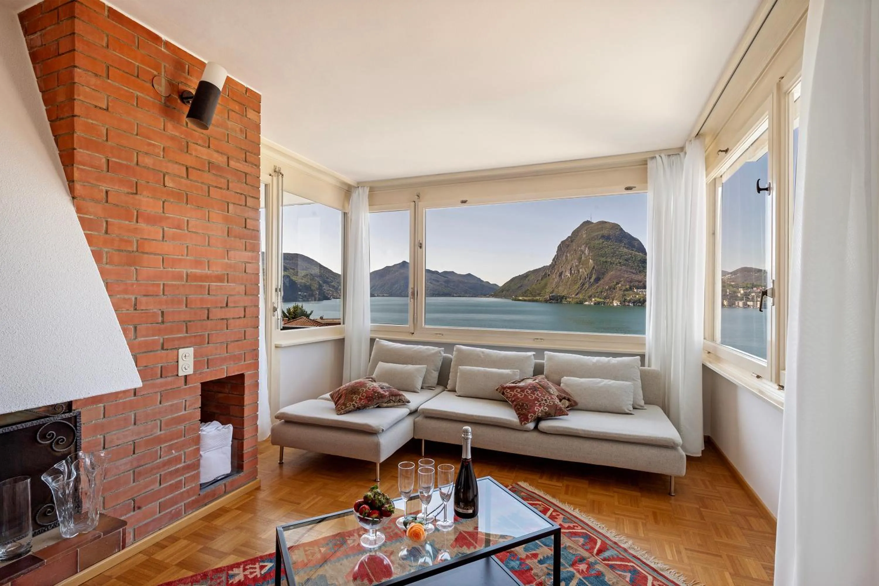 Living room in Casa Serenella Splendid Lake View - Happy Rentals