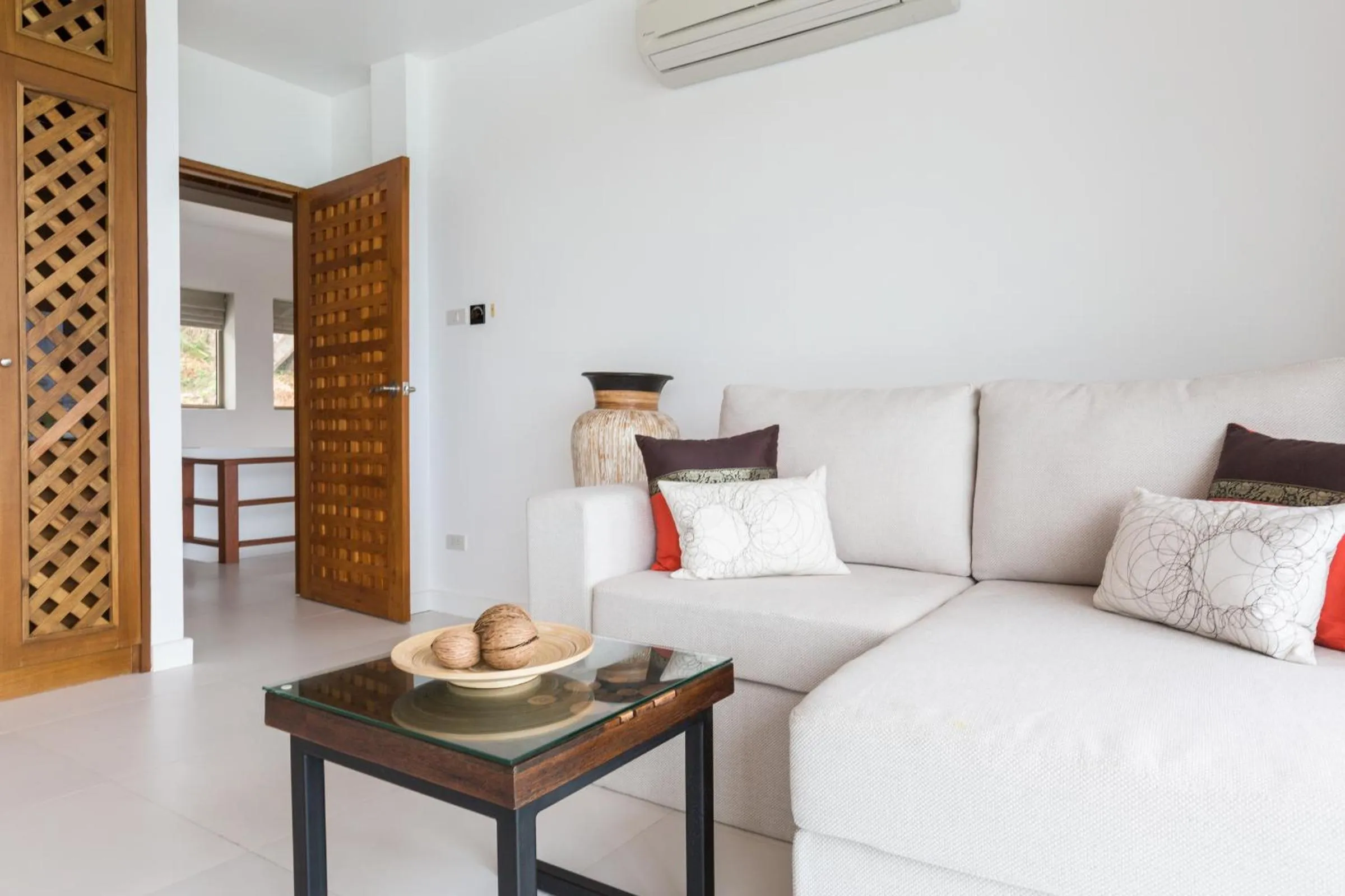 Living room, Bed in Villa Jaliza - Chaweng Noi