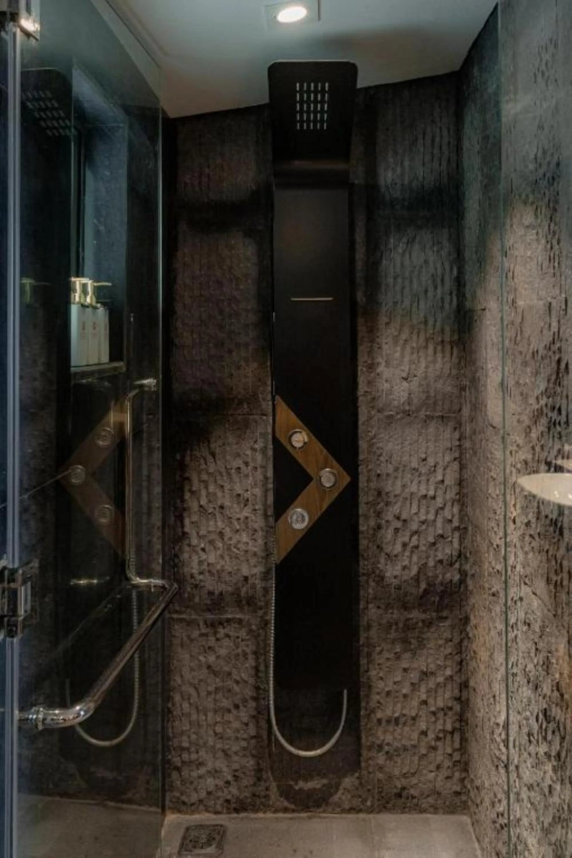 Shower in Big Sun Residences By iRETREAT