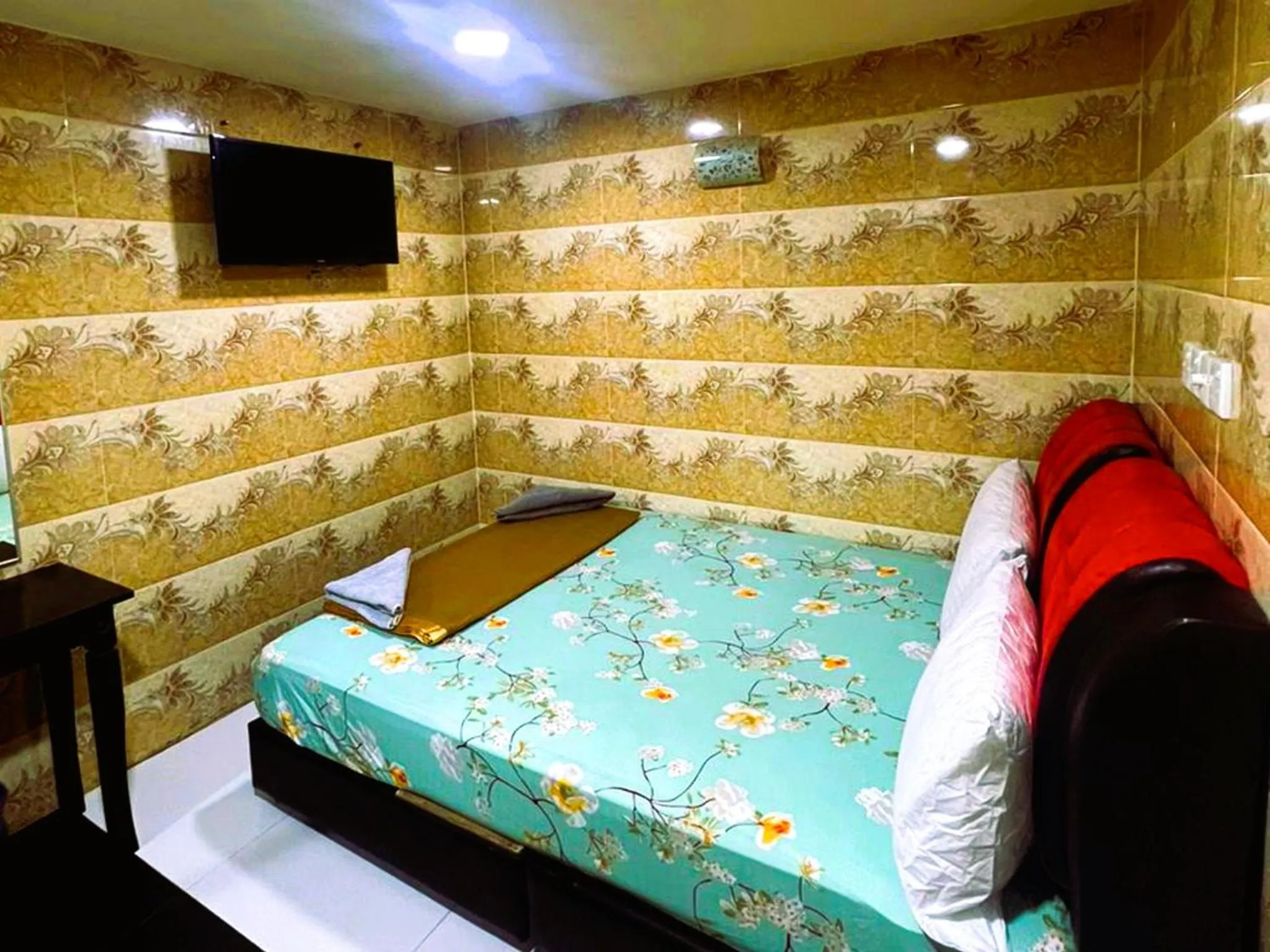 TV and multimedia, Bed in ARK Hotel Taman Samudra