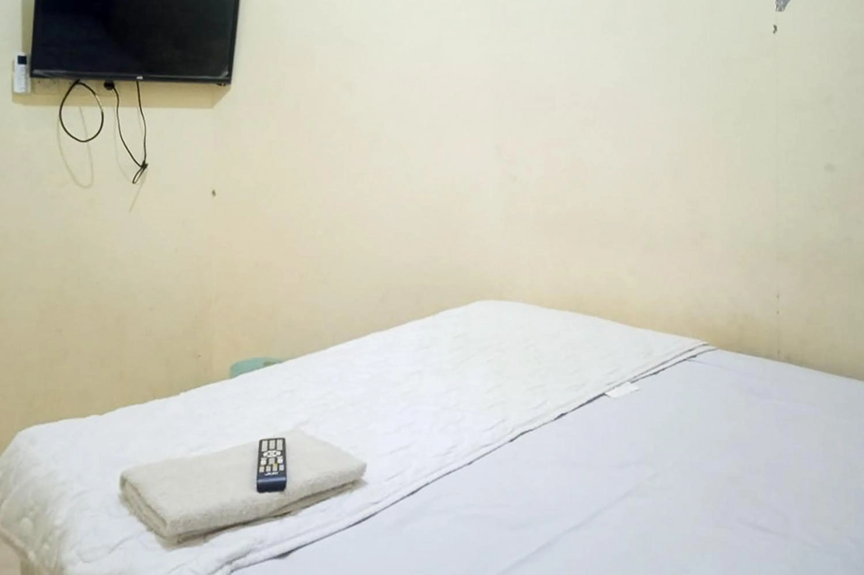 Bedroom, Bed in Makaliwe Mitra RedDoorz