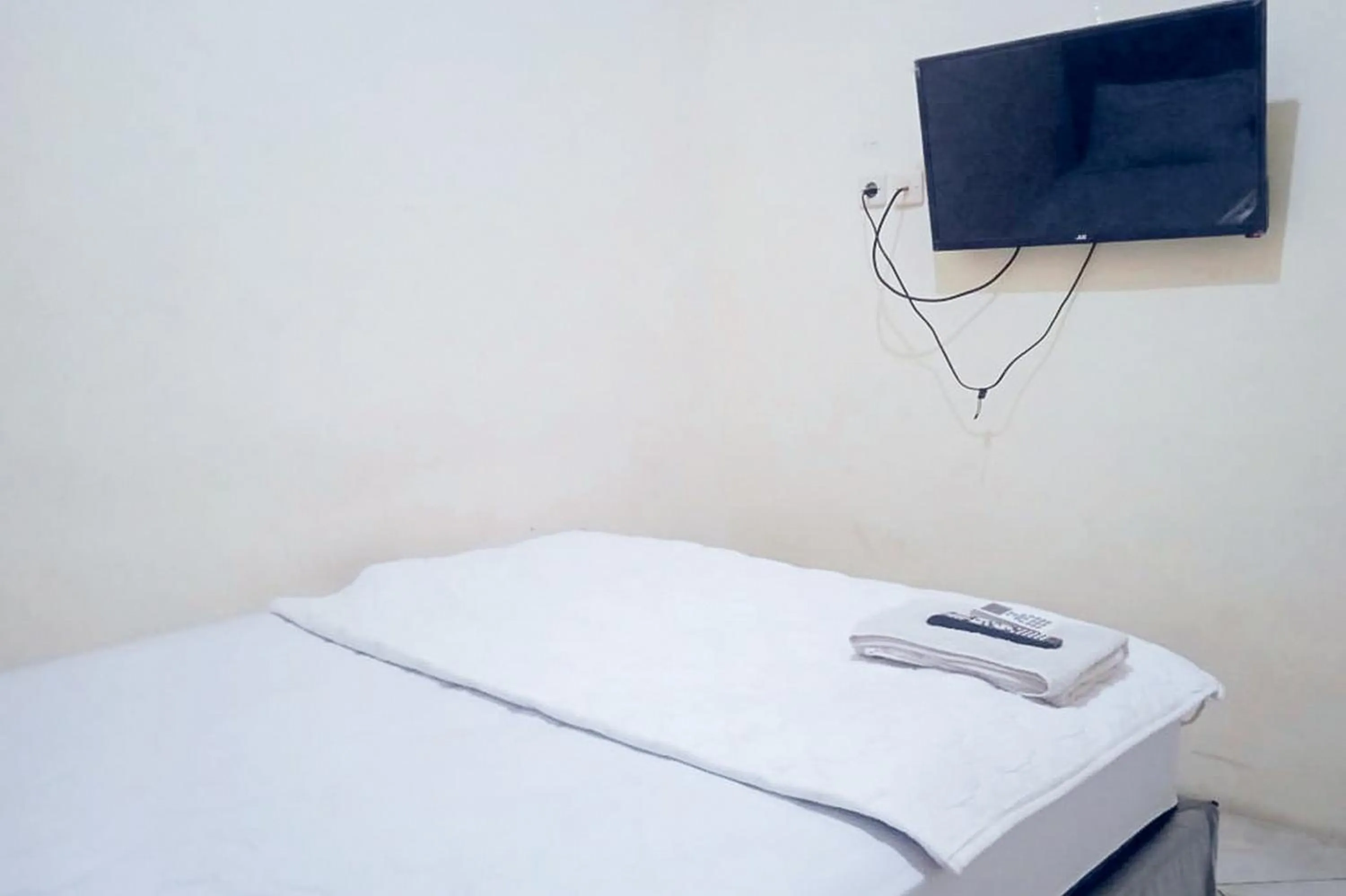 Bedroom, Bed in Makaliwe Mitra RedDoorz