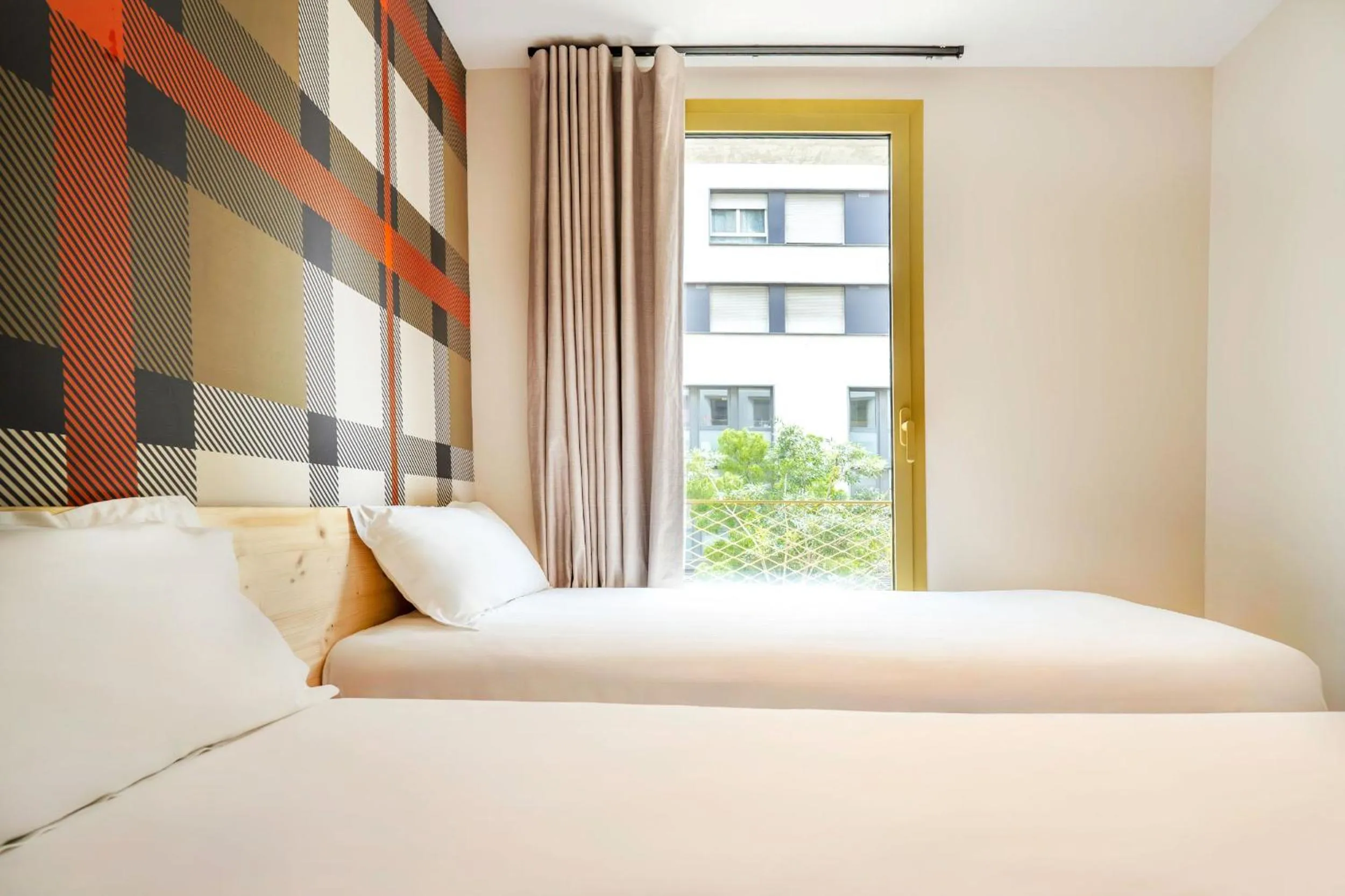 Bathroom, Bed in easyHotel Marseille Euromed