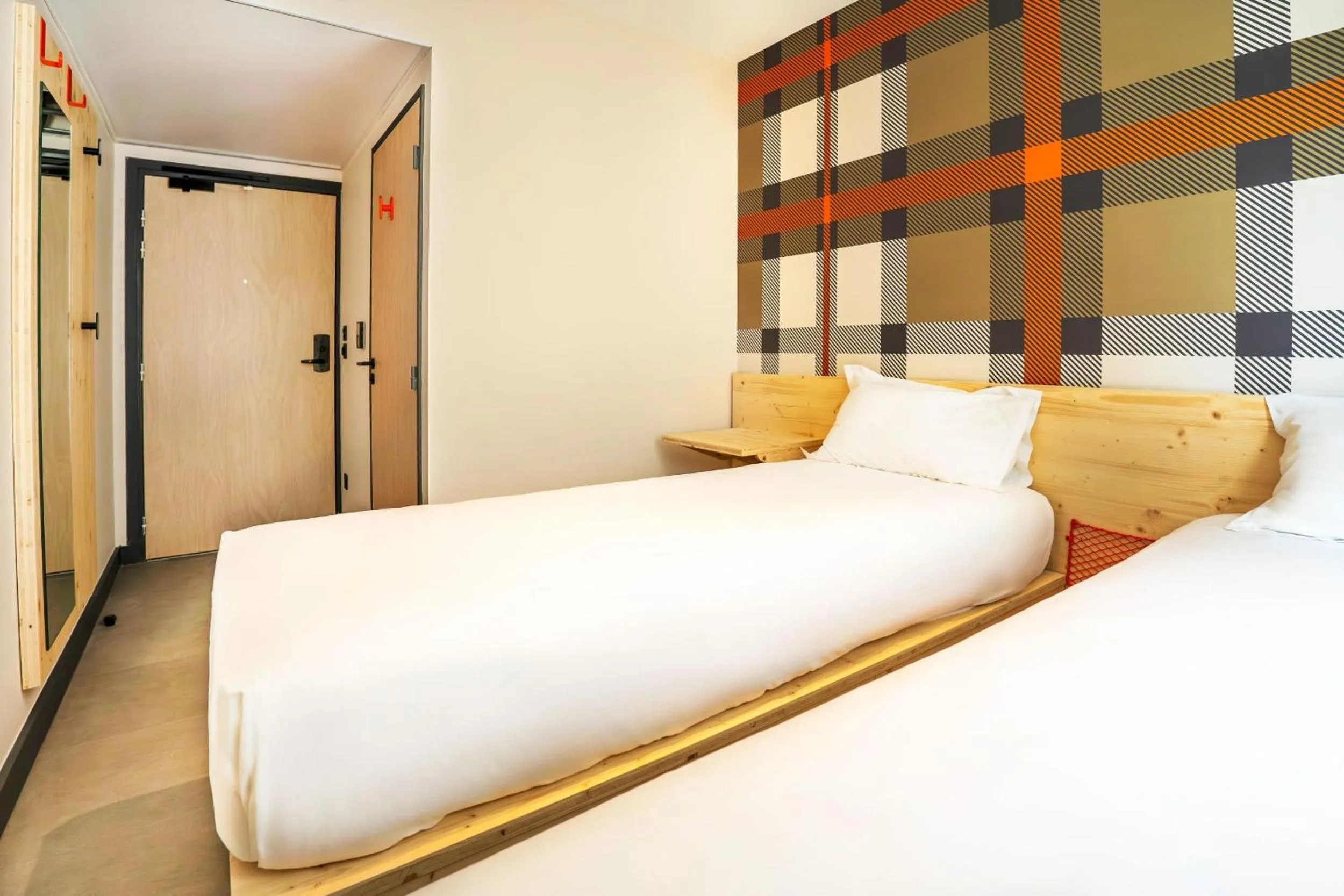 Bedroom, Bed in easyHotel Marseille Euromed