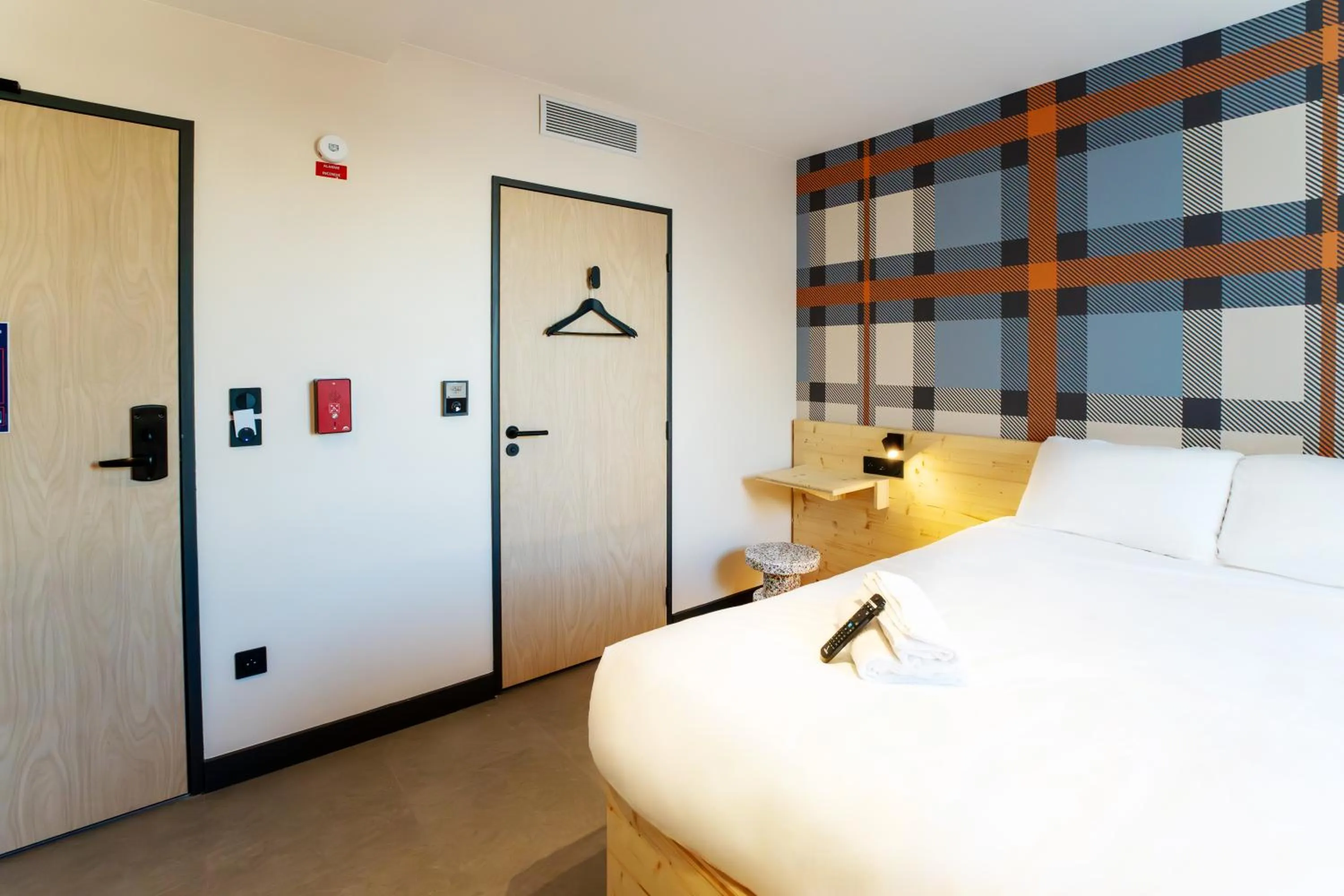Bedroom, Bed in easyHotel Marseille Euromed