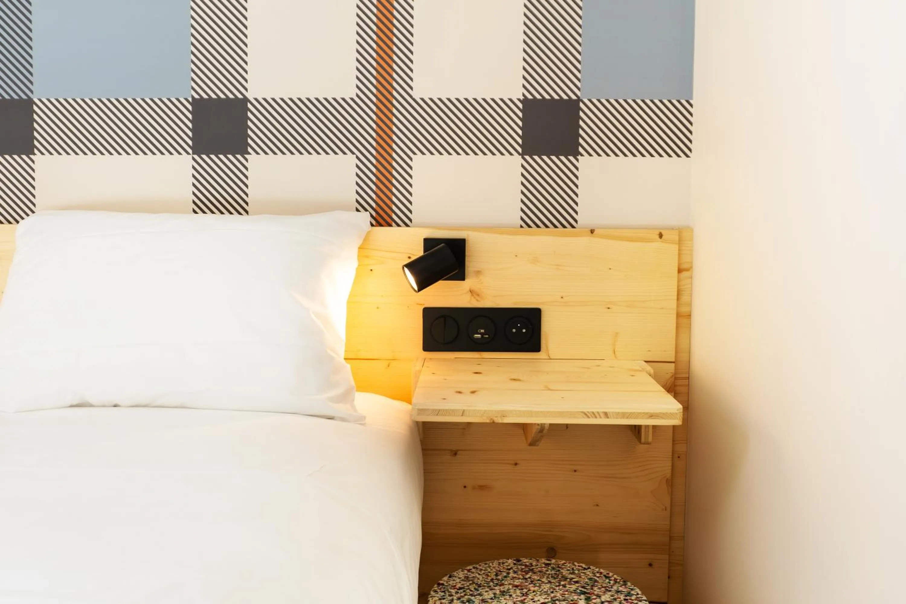 Bedroom, Bed in easyHotel Marseille Euromed