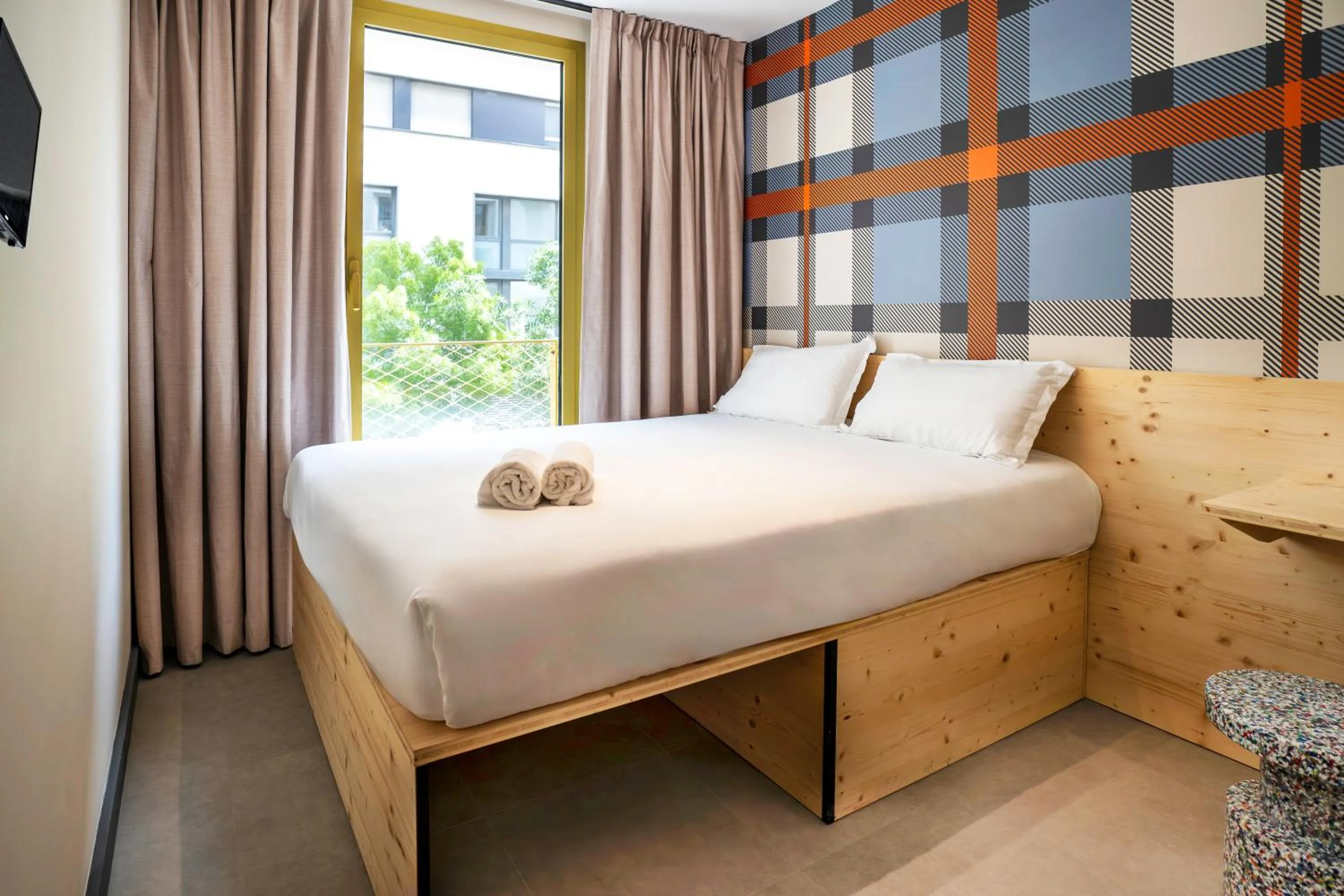 Bedroom, Bed in easyHotel Marseille Euromed