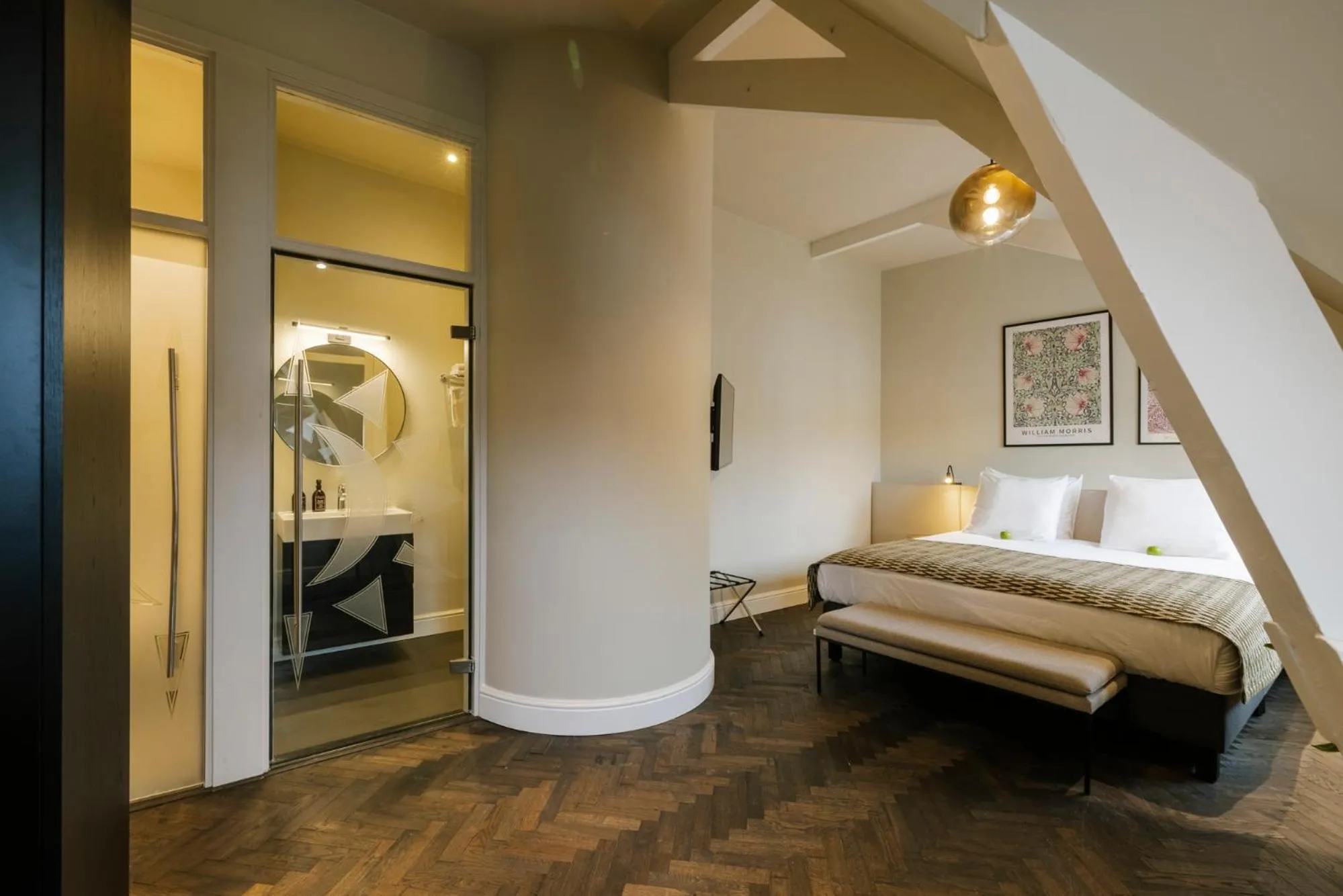 Kitchen or kitchenette, Bed in Hotel Bloemendaal by BHC