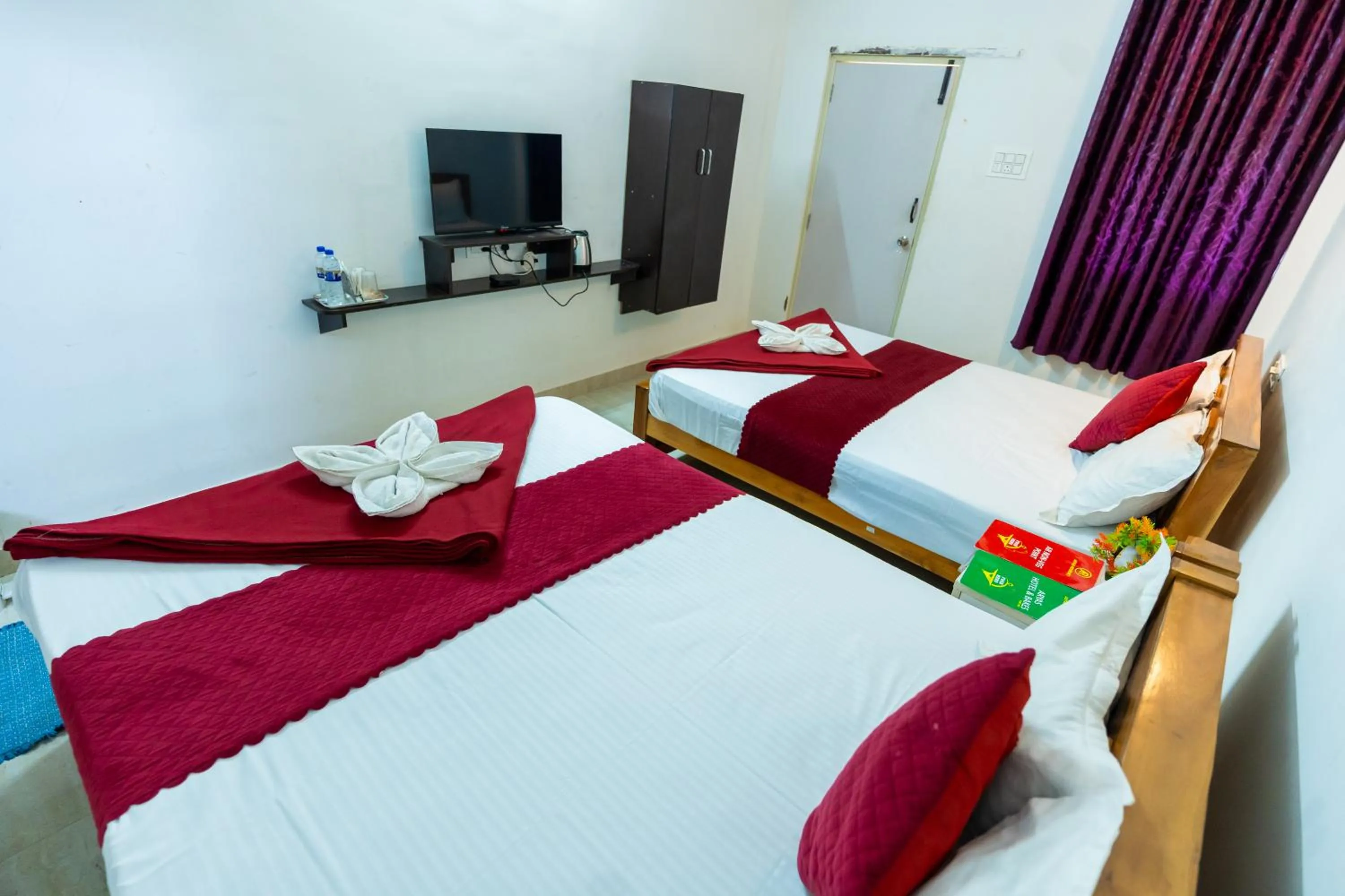 TV and multimedia, Bed in Aryas Residency- Near Isha Foundation Coimbatore & Karunya University
