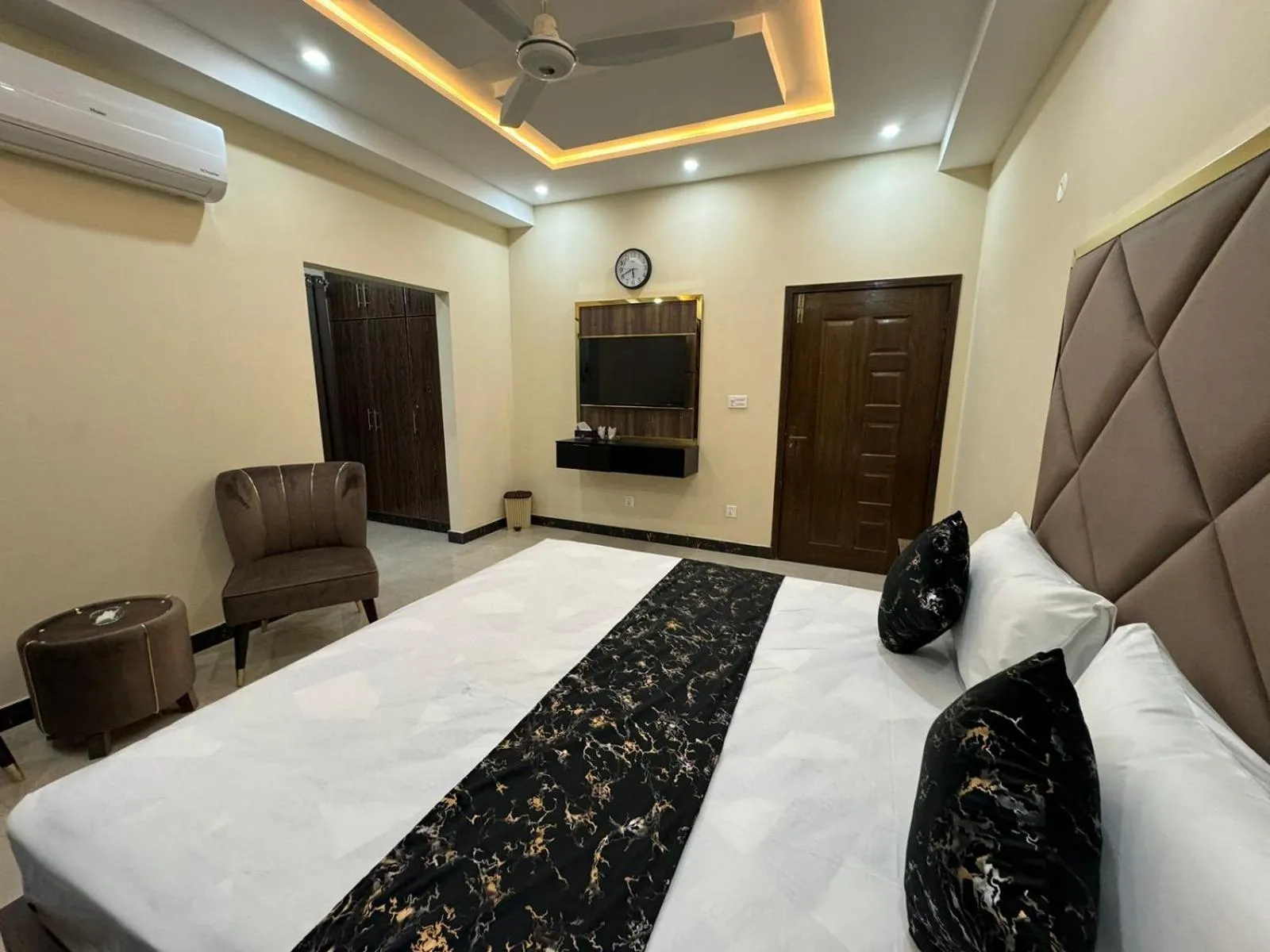 Bed in Gold Pine Hotel Lahore