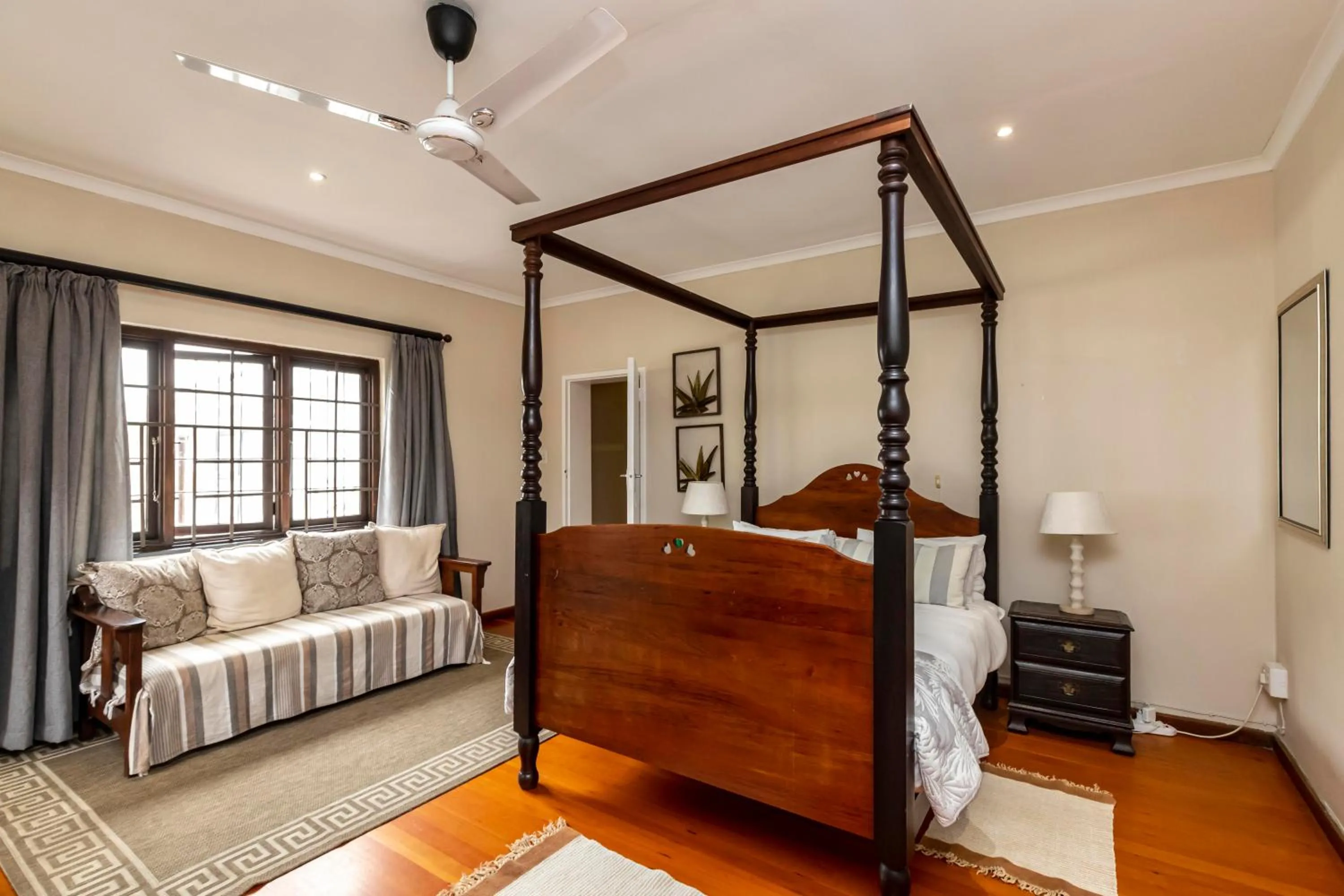 Bedroom, Bed in Fish Eagle Manor