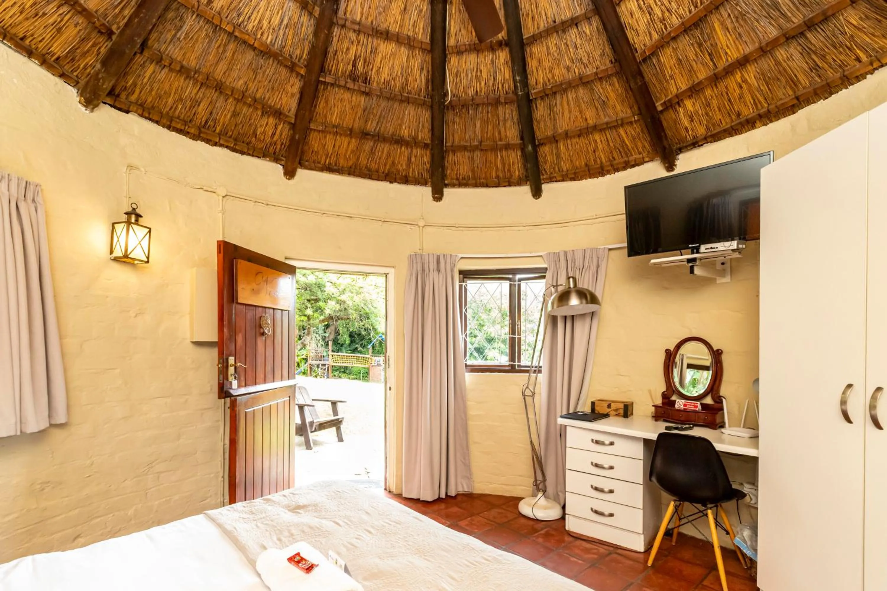 Photo of the whole room, Bed in Fish Eagle Manor