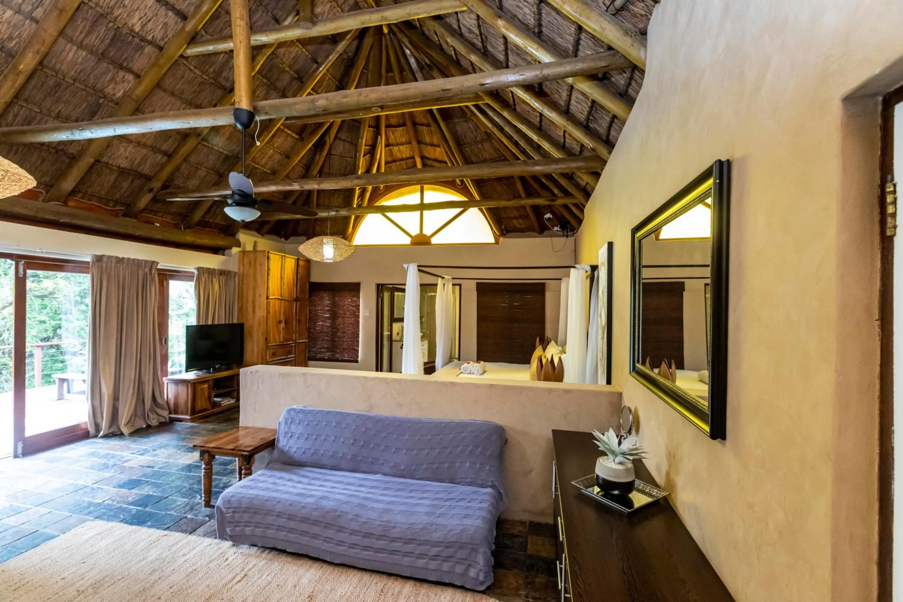 Photo of the whole room in Fish Eagle Manor