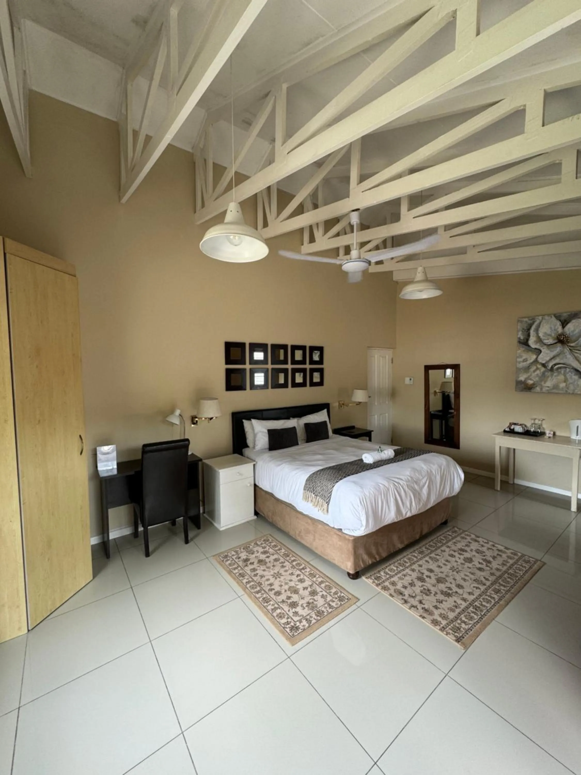 Photo of the whole room, Bed in Fish Eagle Manor