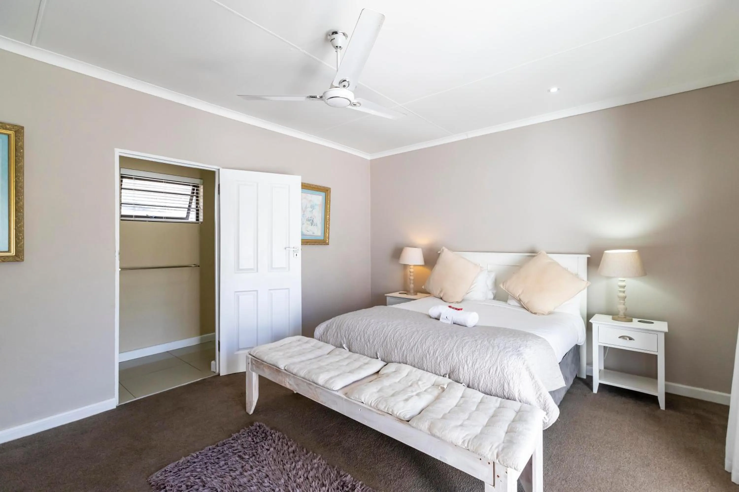 Photo of the whole room, Bed in Fish Eagle Manor