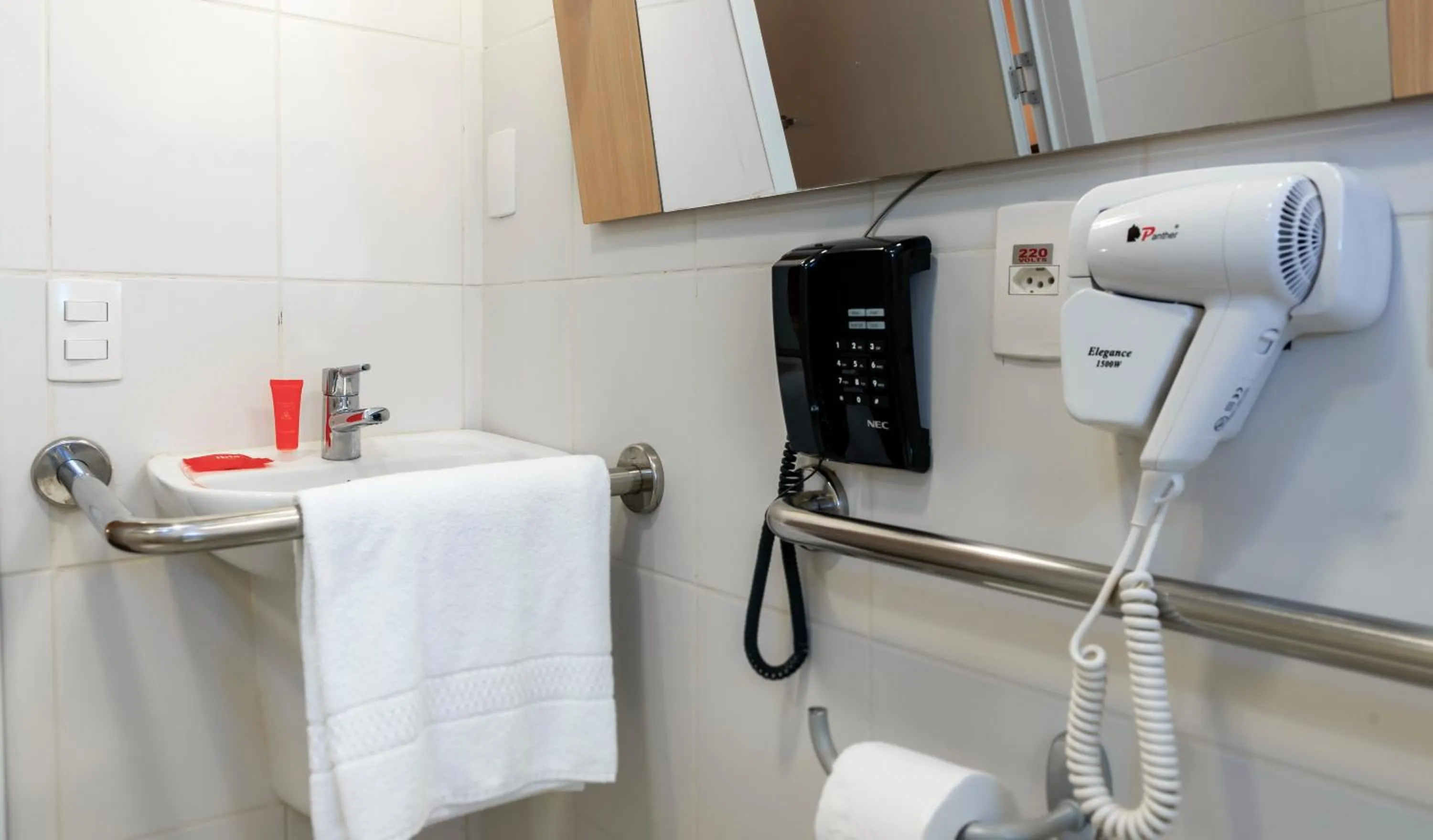 Bathroom in ibis Ourinhos