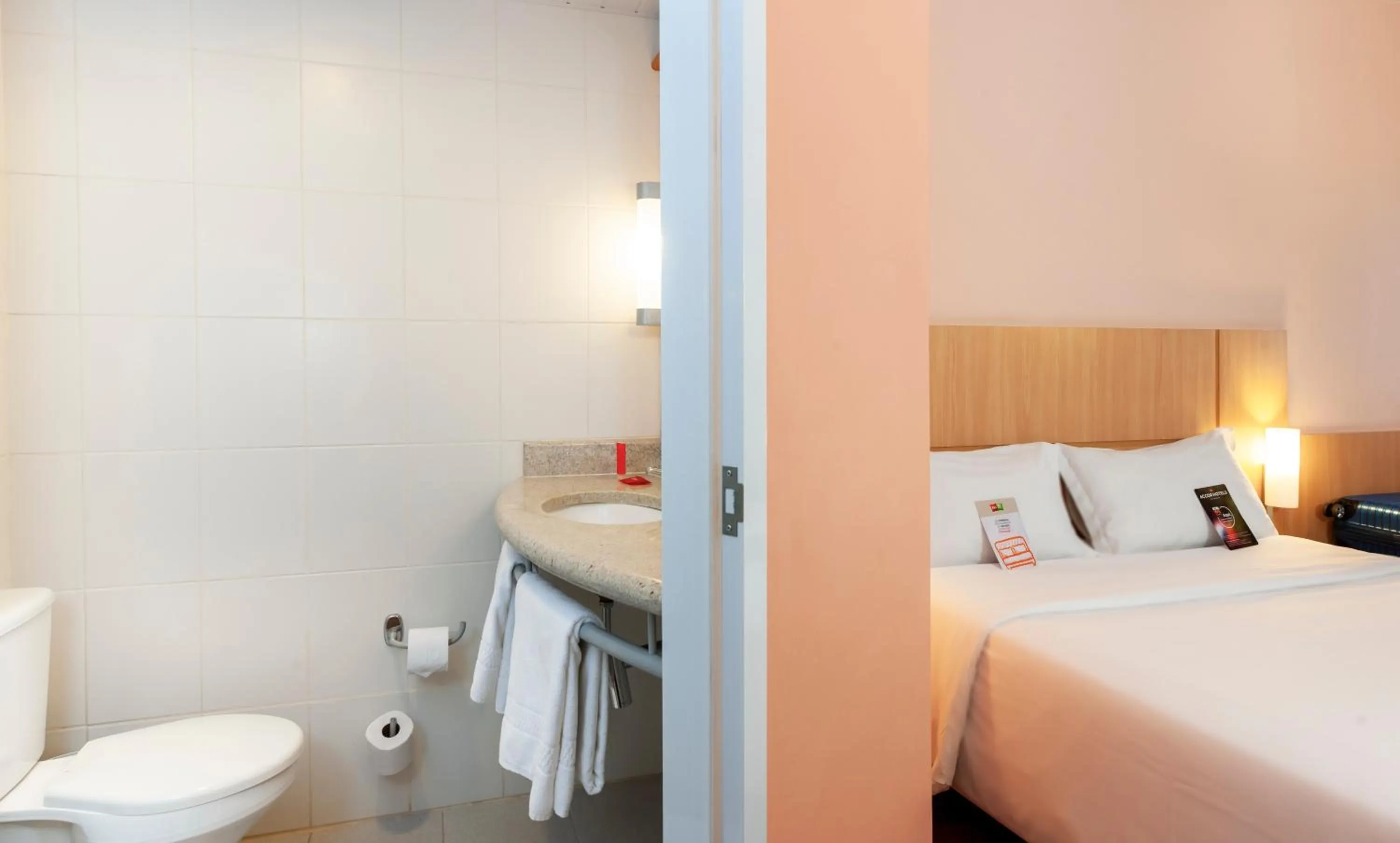 Bathroom, Bed in ibis Ourinhos