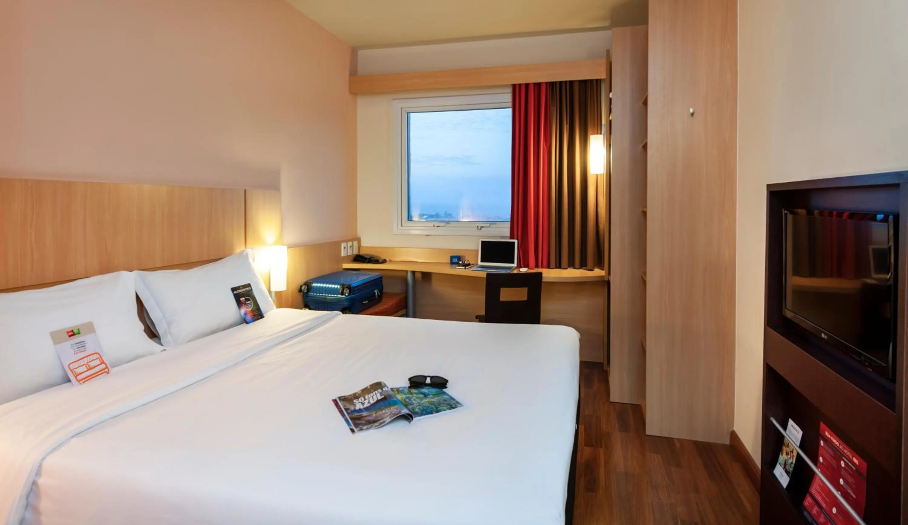 Photo of the whole room, Bed in ibis Ourinhos