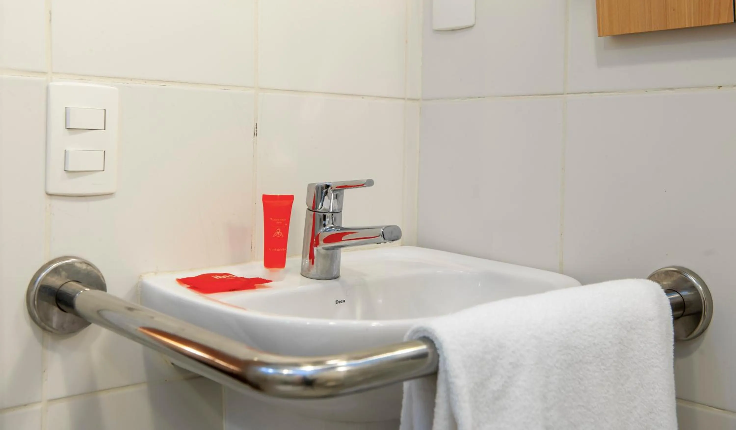 Bathroom in ibis Ourinhos