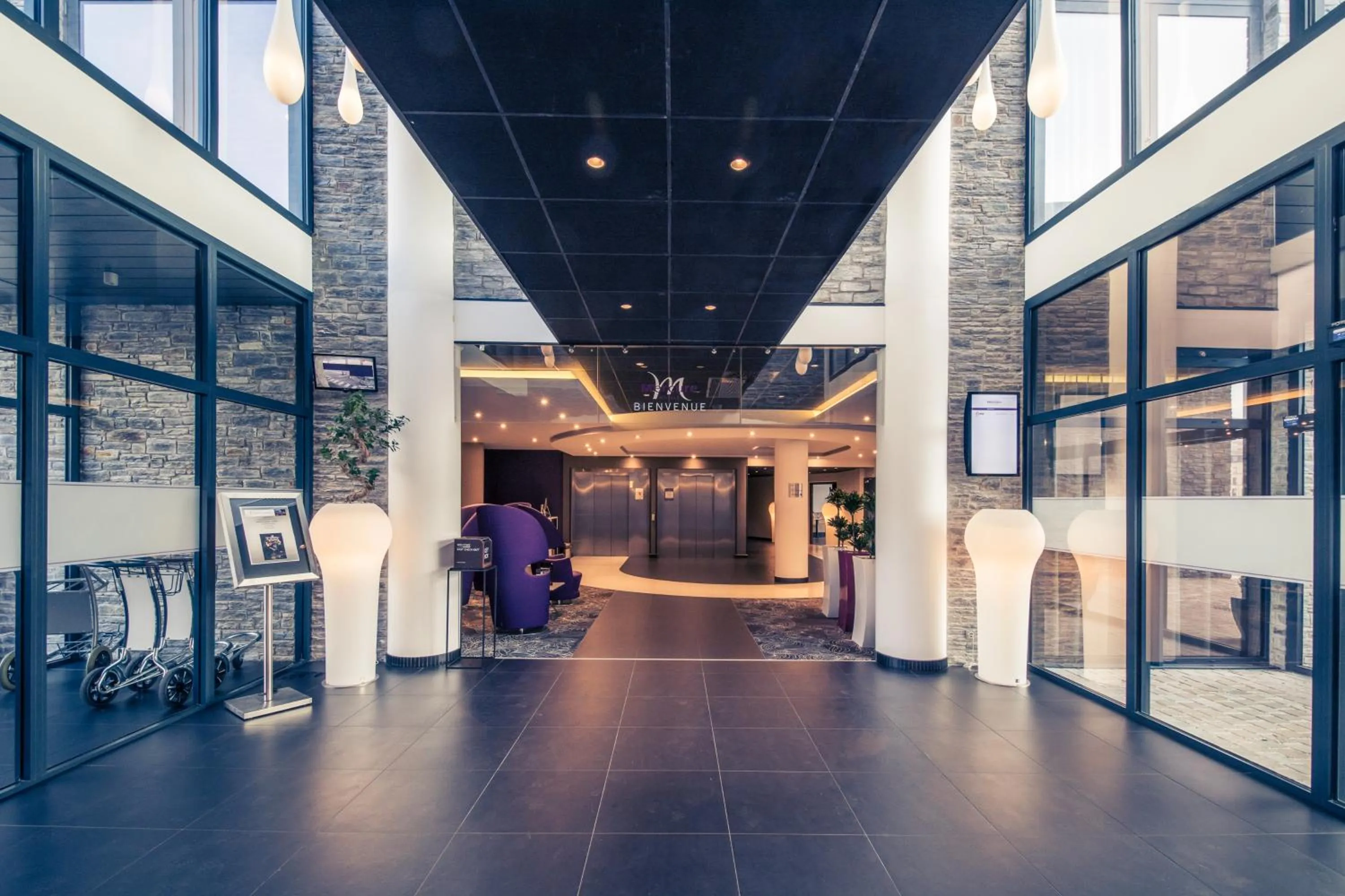 Lobby or reception in Mercure Cherbourg Centre Port