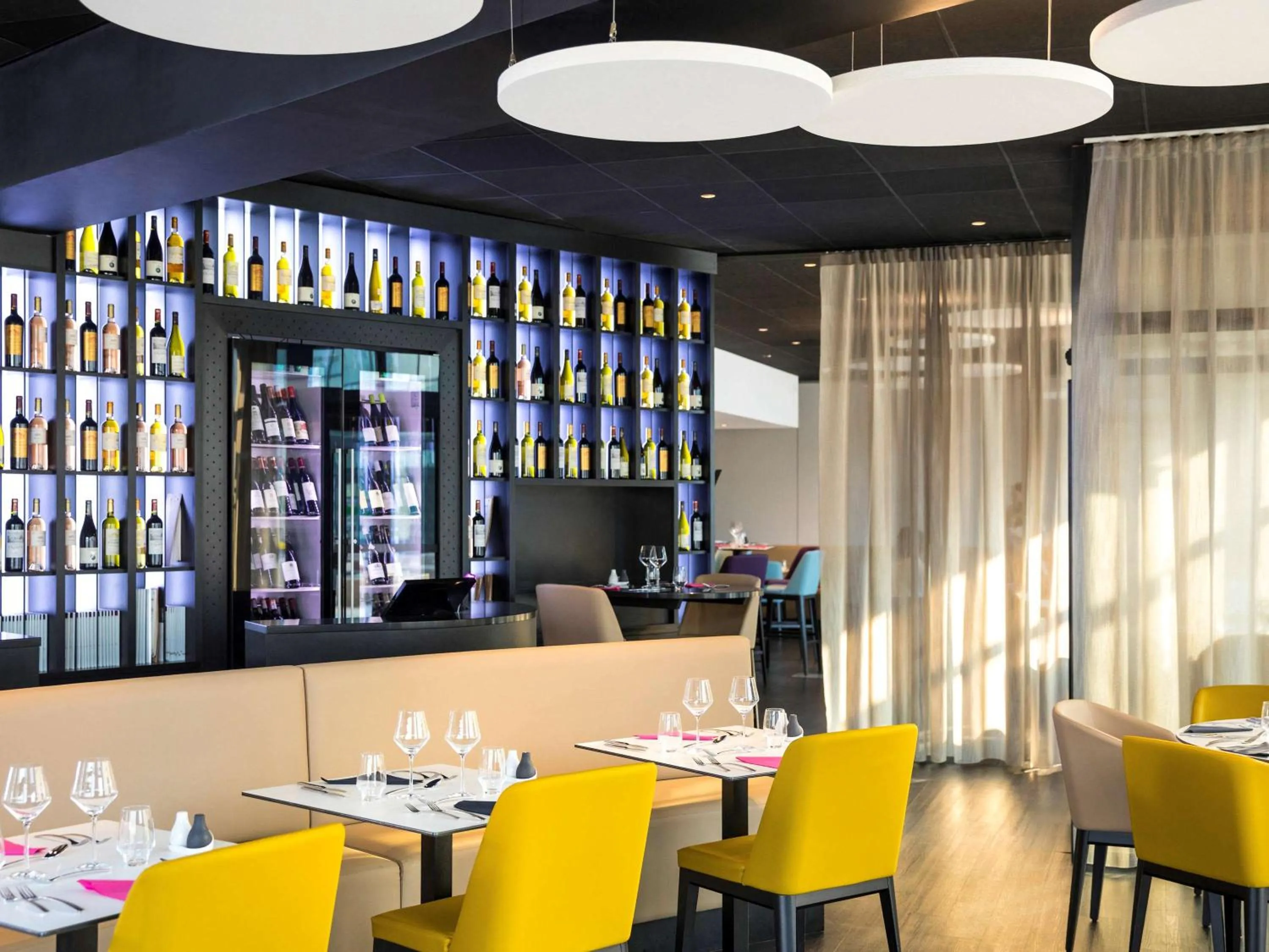Restaurant/places to eat in Mercure Cherbourg Centre Port