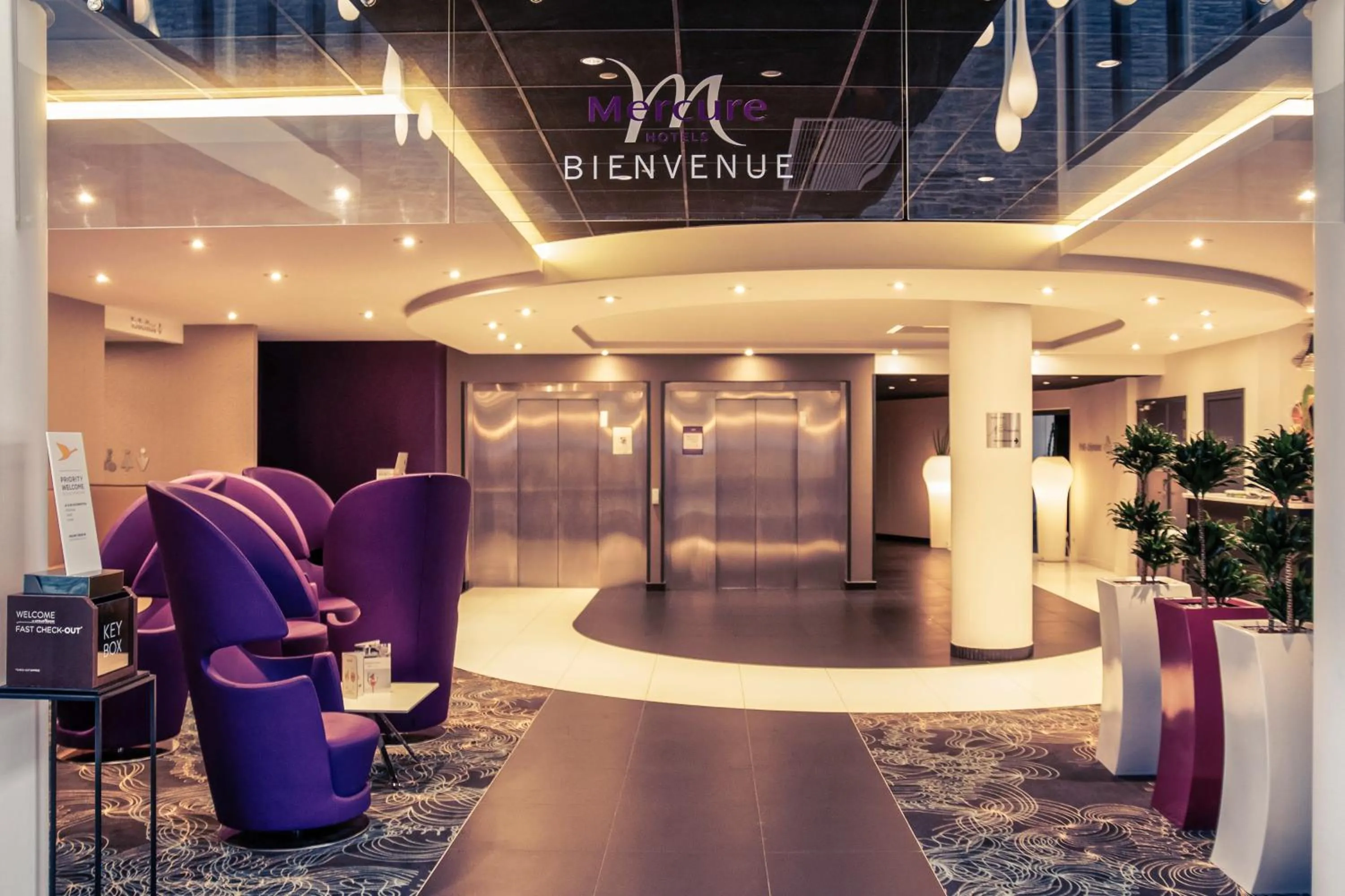 Lounge or bar in Mercure Cherbourg Centre Port