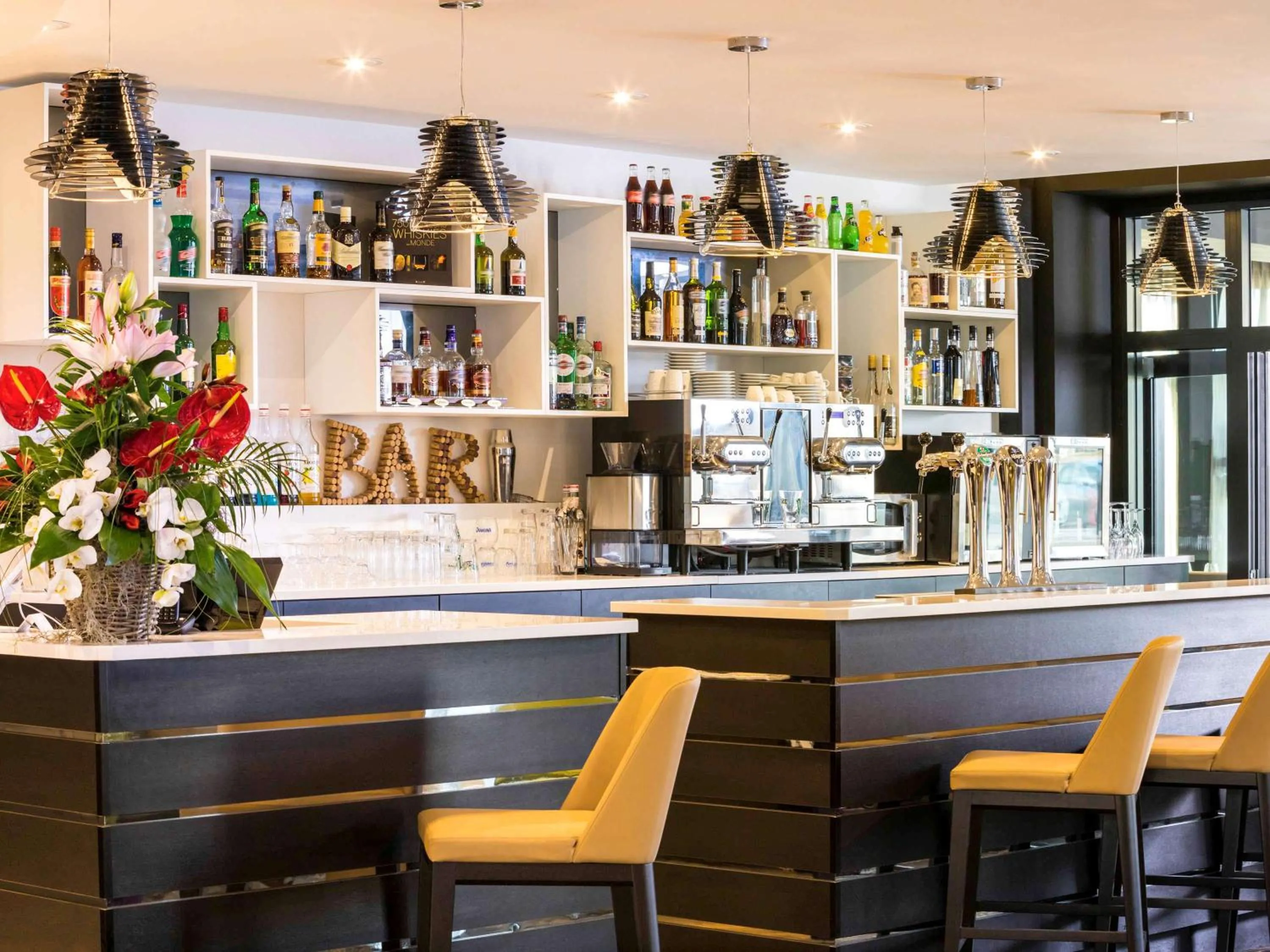 Lounge or bar in Mercure Cherbourg Centre Port