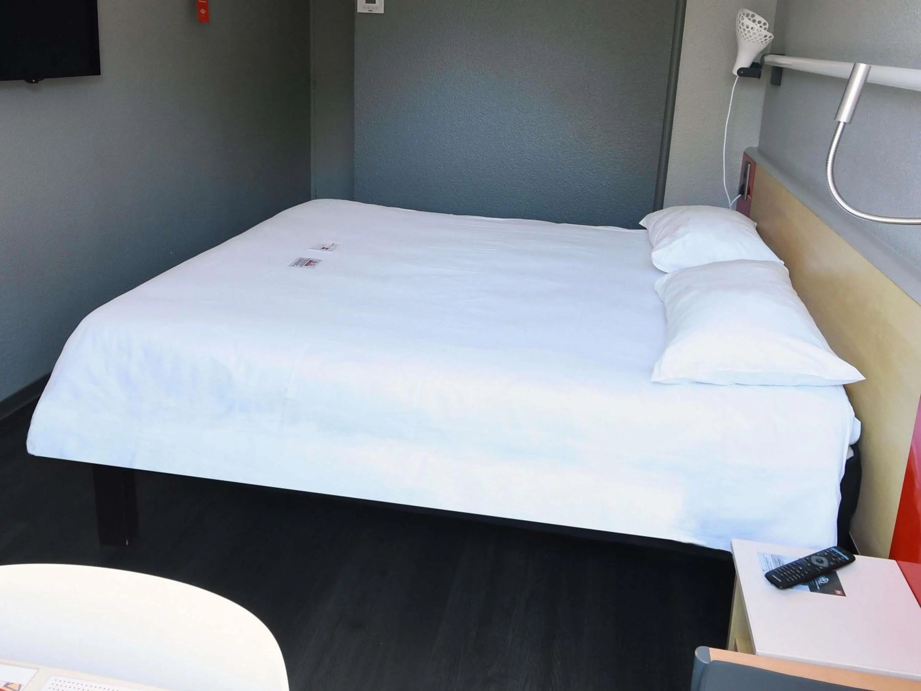 Bedroom, Bed in ibis Saintes