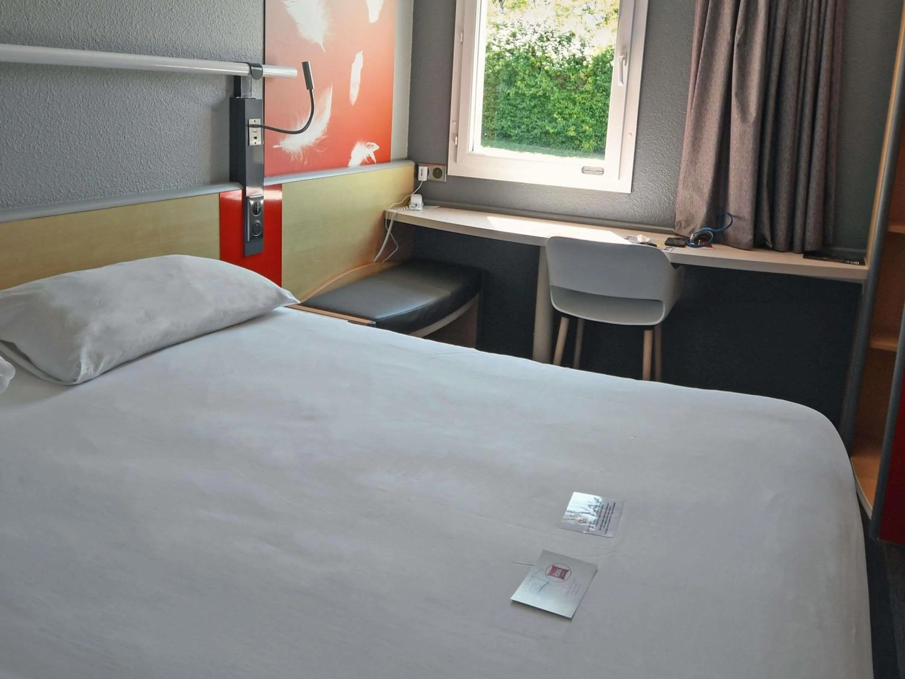 Bedroom, Bed in ibis Saintes