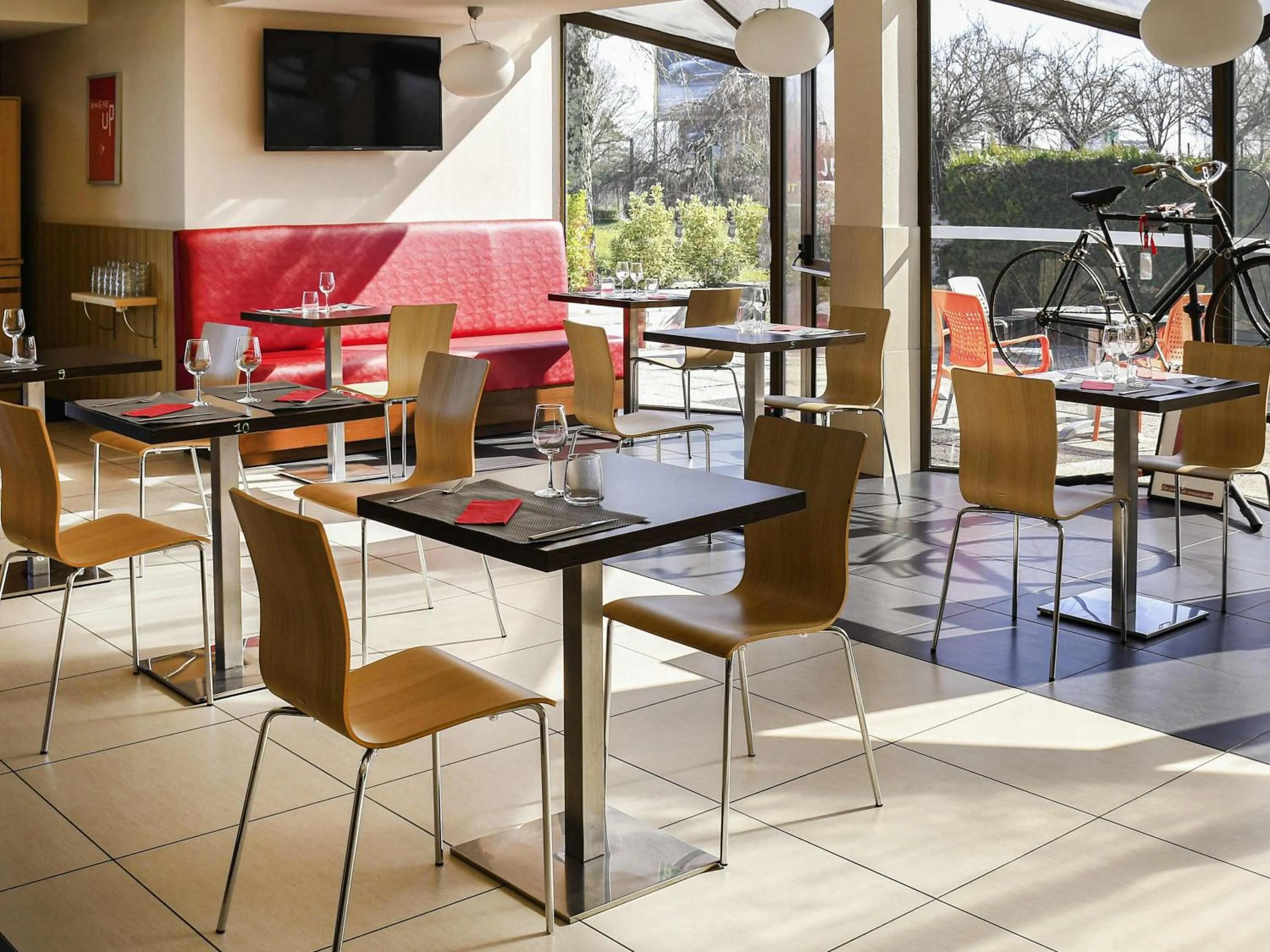 Restaurant/places to eat in ibis Saintes