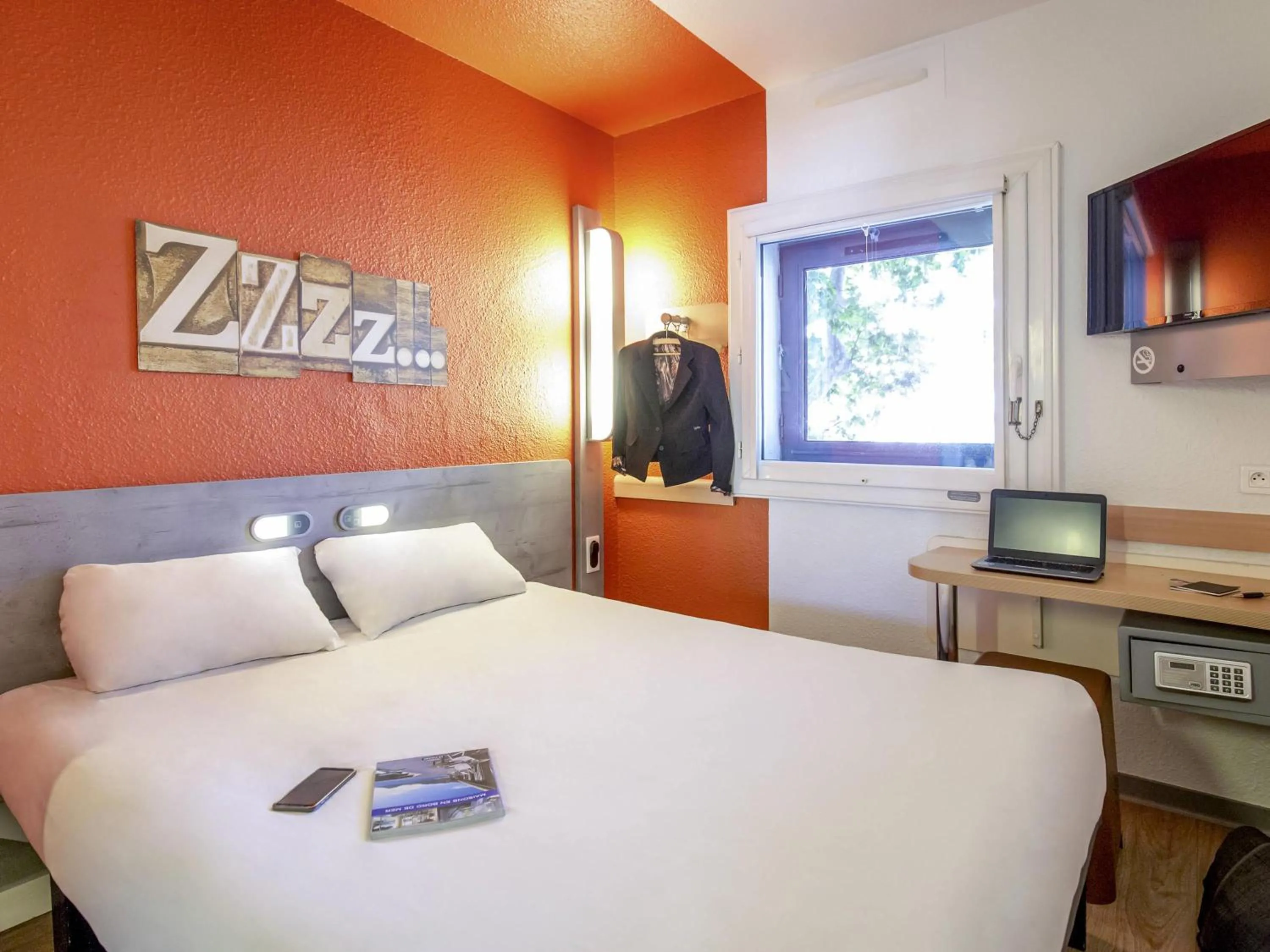 Bedroom, Bed in Ibis Budget Marseille Timone