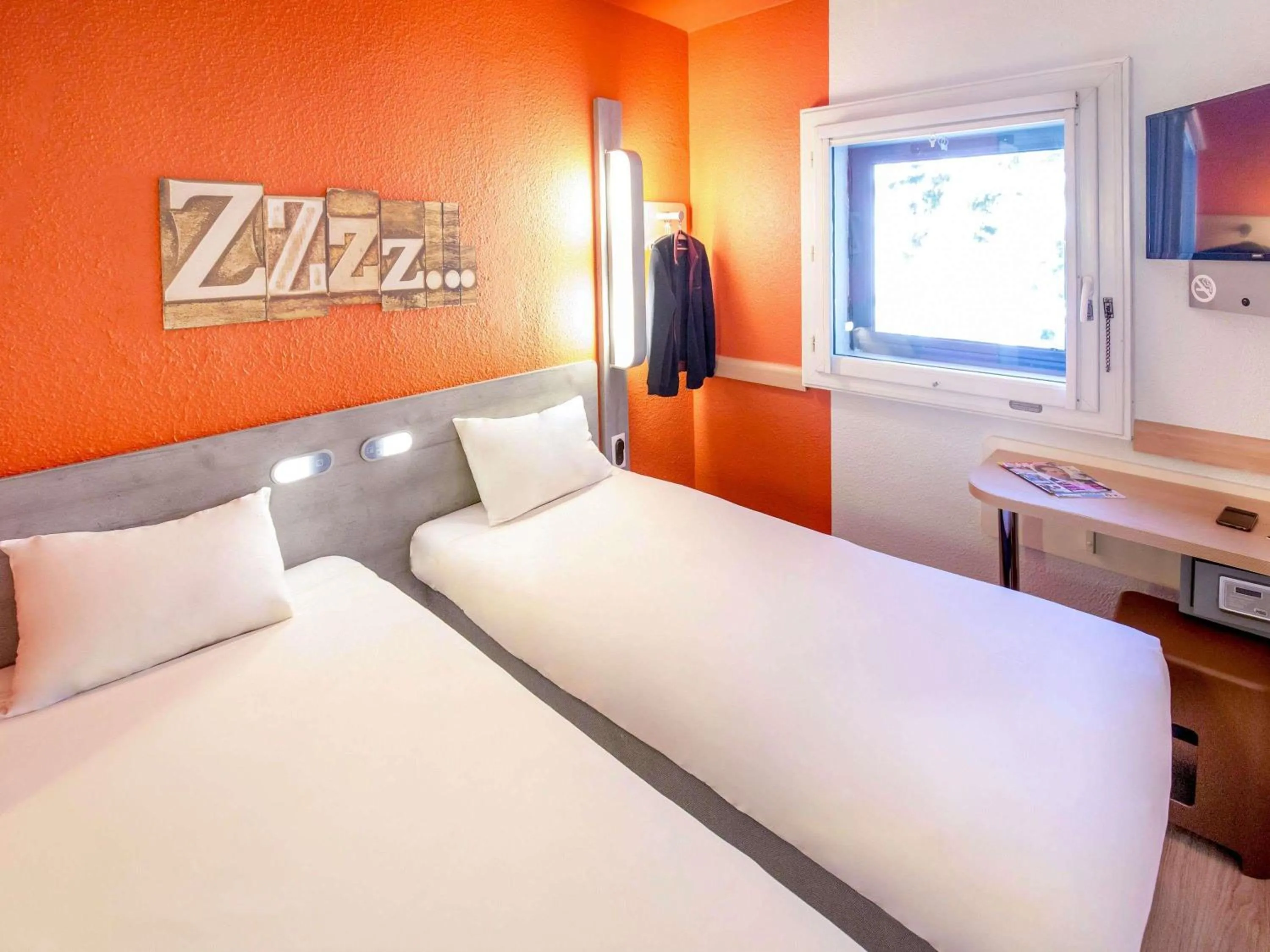 Property building, Bed in Ibis Budget Marseille Timone