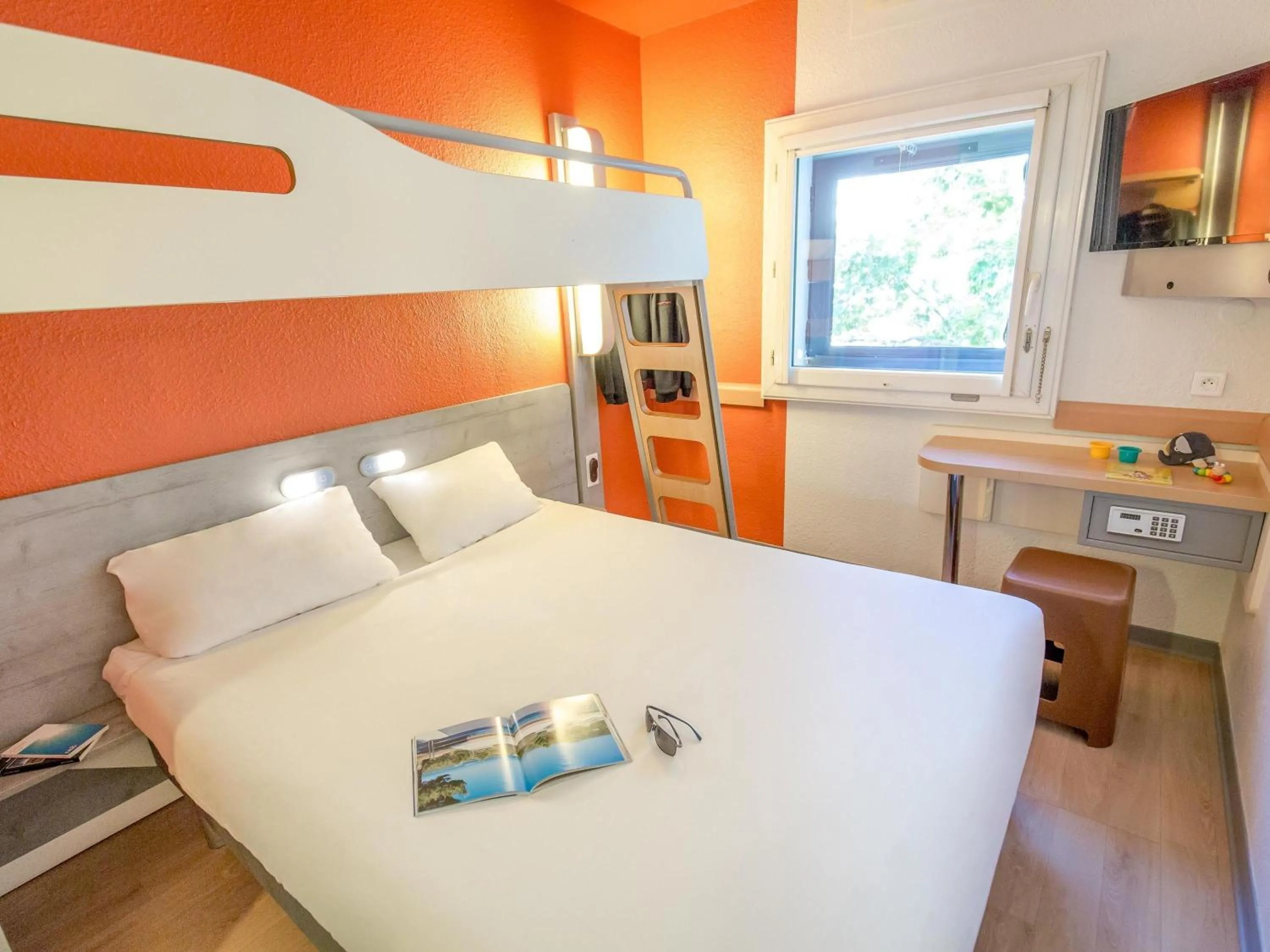 Bedroom, Bed in Ibis Budget Marseille Timone