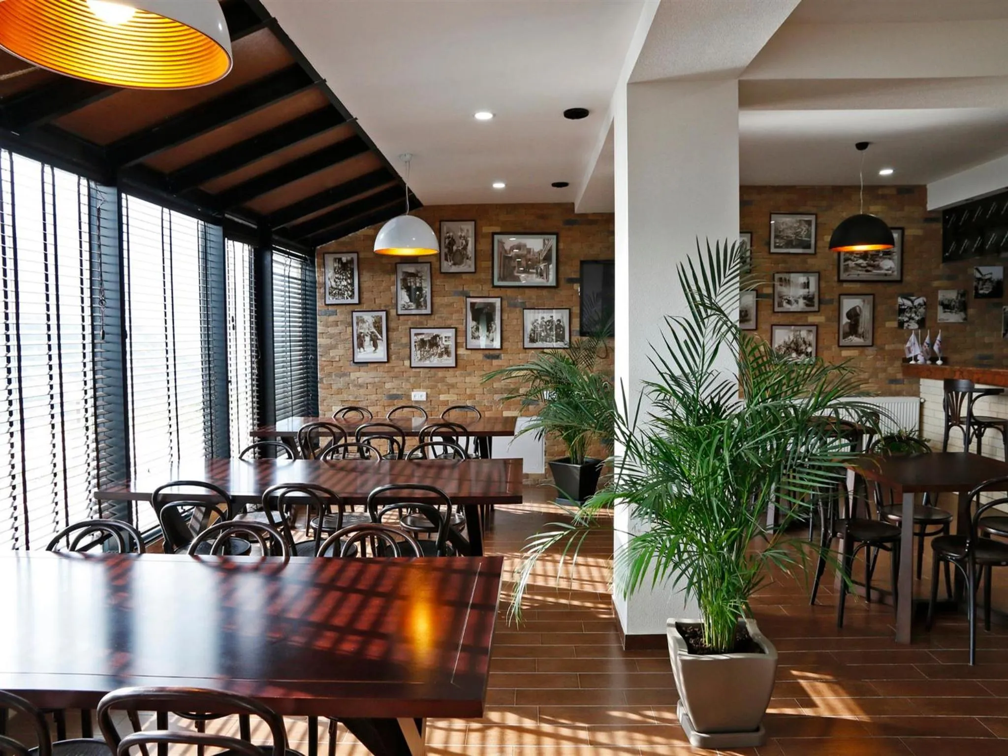 Restaurant/places to eat in Hotel Club-2100