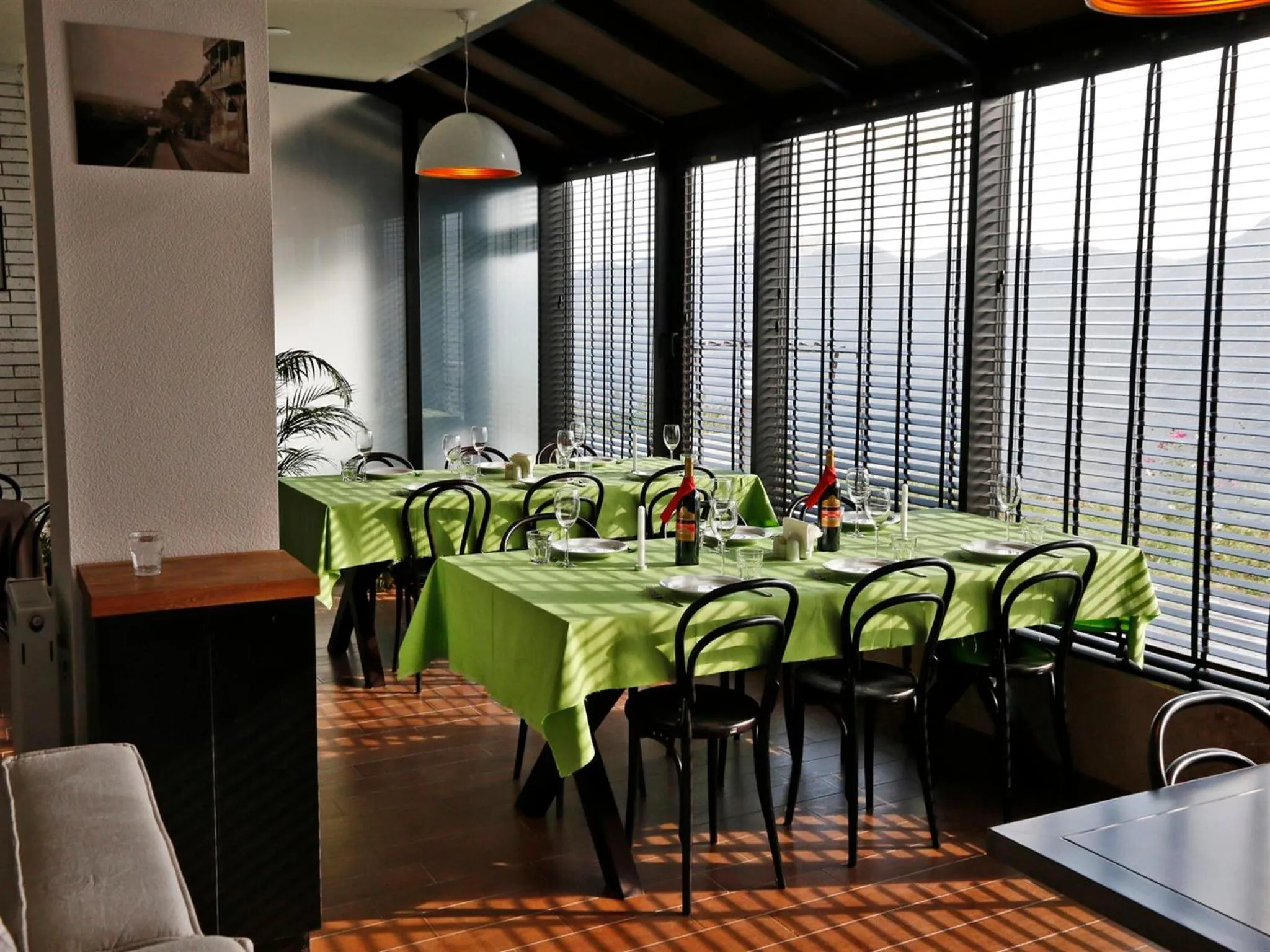 Restaurant/places to eat in Hotel Club-2100