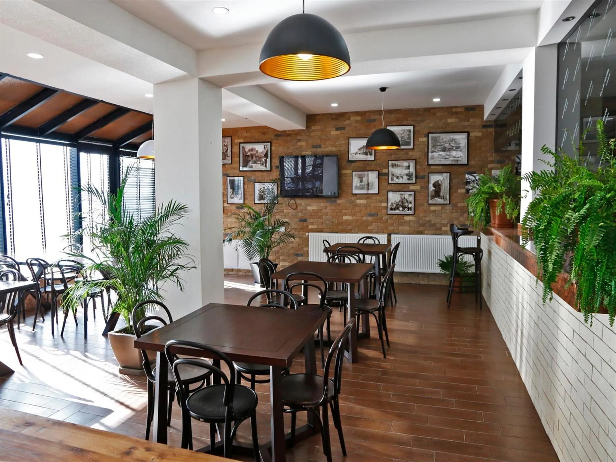 Restaurant/places to eat in Hotel Club-2100