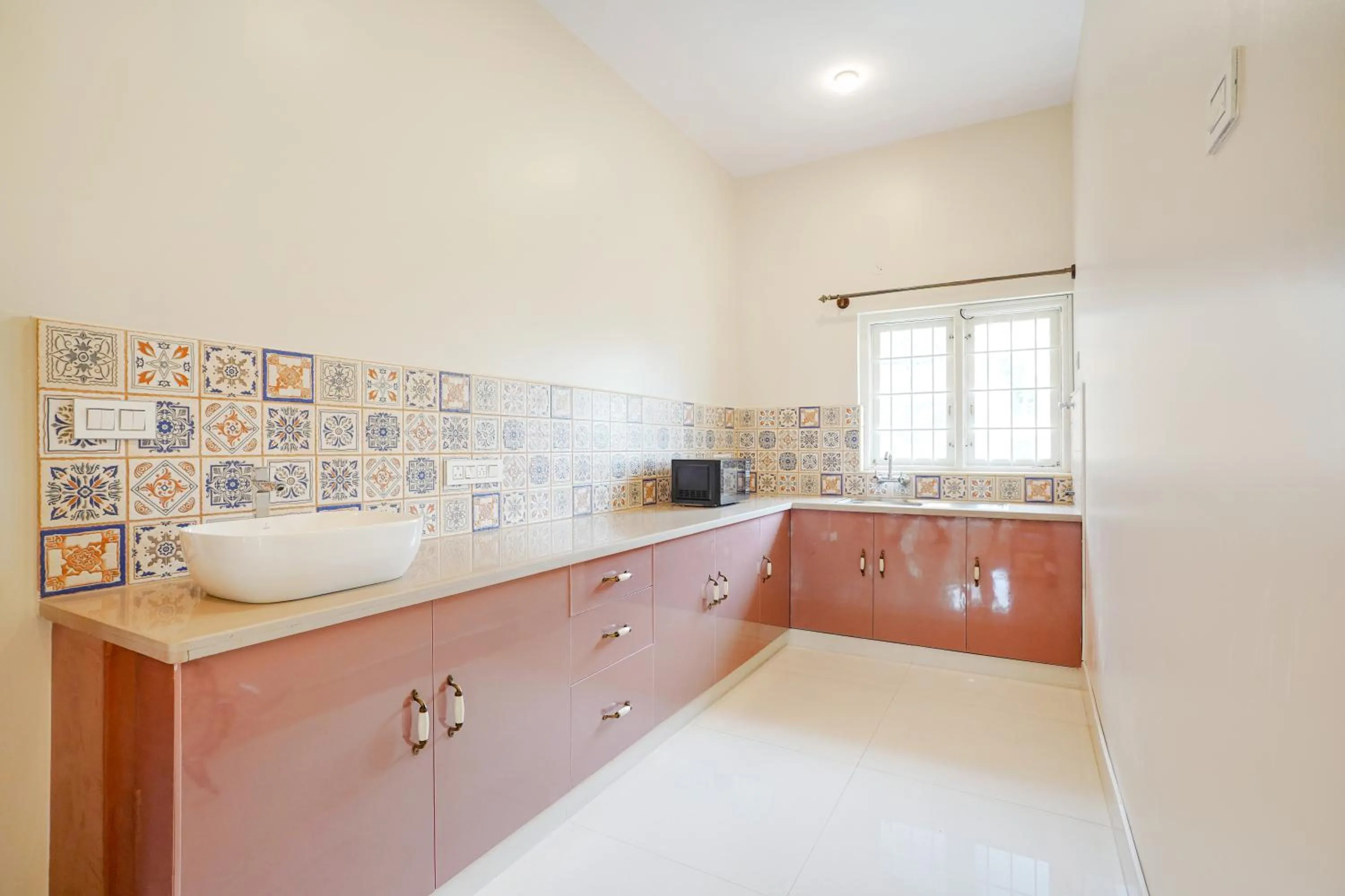 Kitchen or kitchenette in FabHotel Bougainvillea Suites - Horamavu