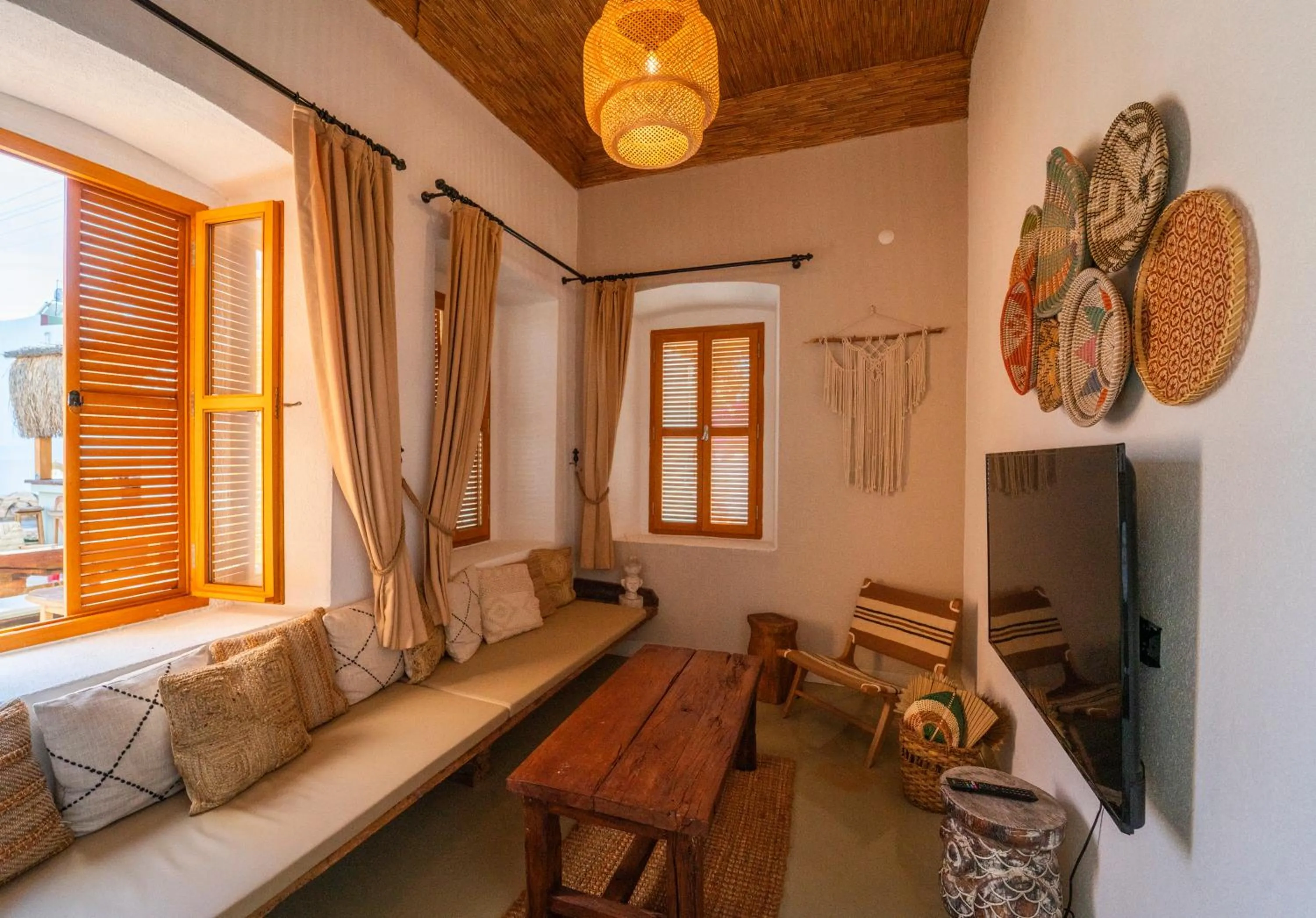 Communal lounge/ TV room, Bed in Notarius Hotel Bodrum