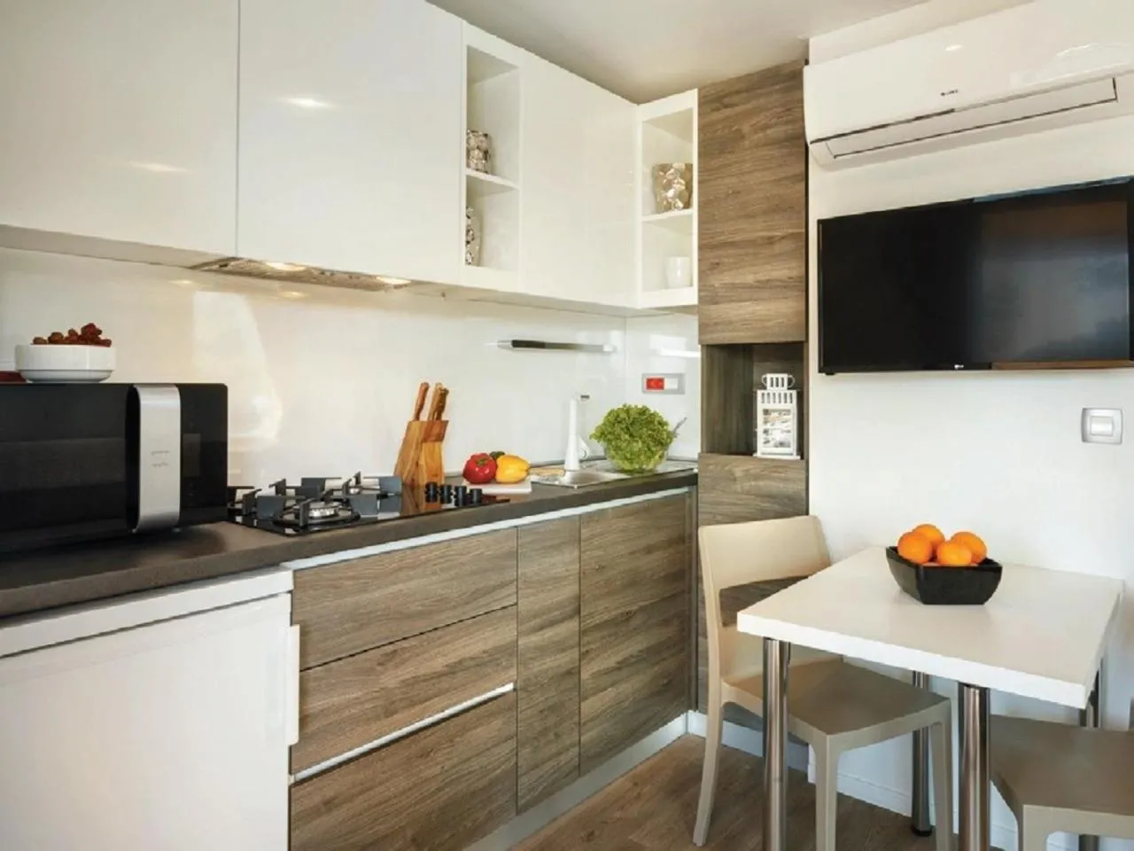Kitchen or kitchenette in Victoria Mobilehome in Padova Premium Camping Resort
