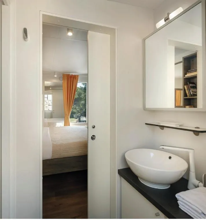 Bathroom, Bed in Victoria Mobilehome in Padova Premium Camping Resort